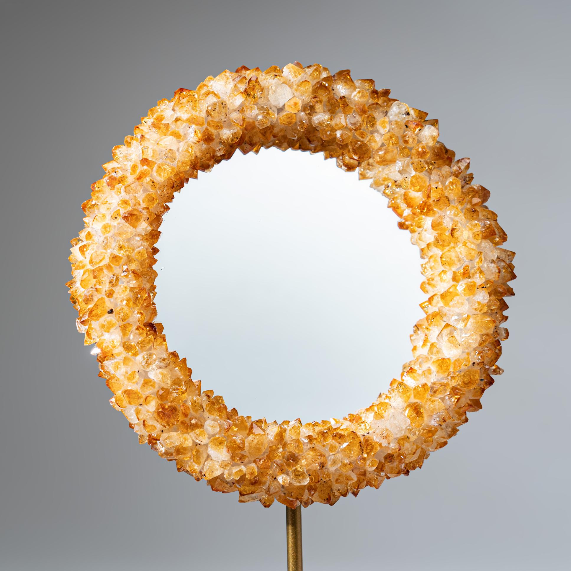 Il nostro lussuoso specchio di cristallo è stato creato con il miglior quarzo citrino brasiliano, progettato per donare magia e vivacità a qualsiasi spazio. Realizzato meticolosamente a mano, questo squisito pezzo non è solo uno specchio: è