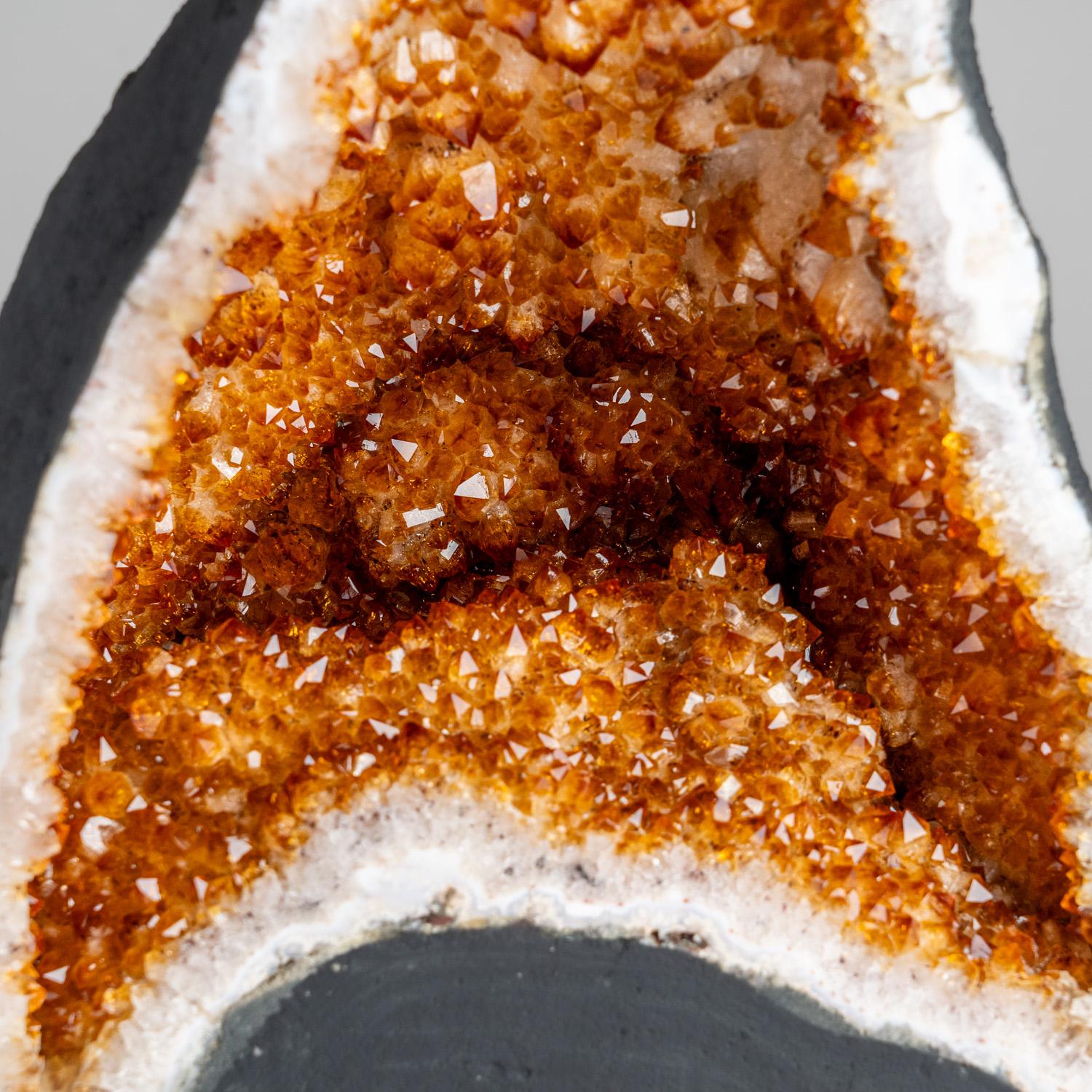 Questo geode di cristalli di citrino a grappolo, autentico e di qualità museale, proveniente dall'Uruguay, è una formazione naturale di citrino di prima qualità. Questo esemplare presenta un rivestimento completo di radiosi cristalli di quarzo