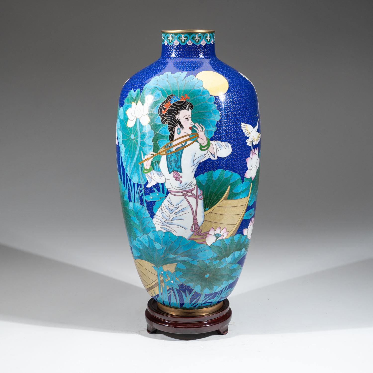 Vaso di cloisonne autentico con supporto in legno personalizzato in vendita 4