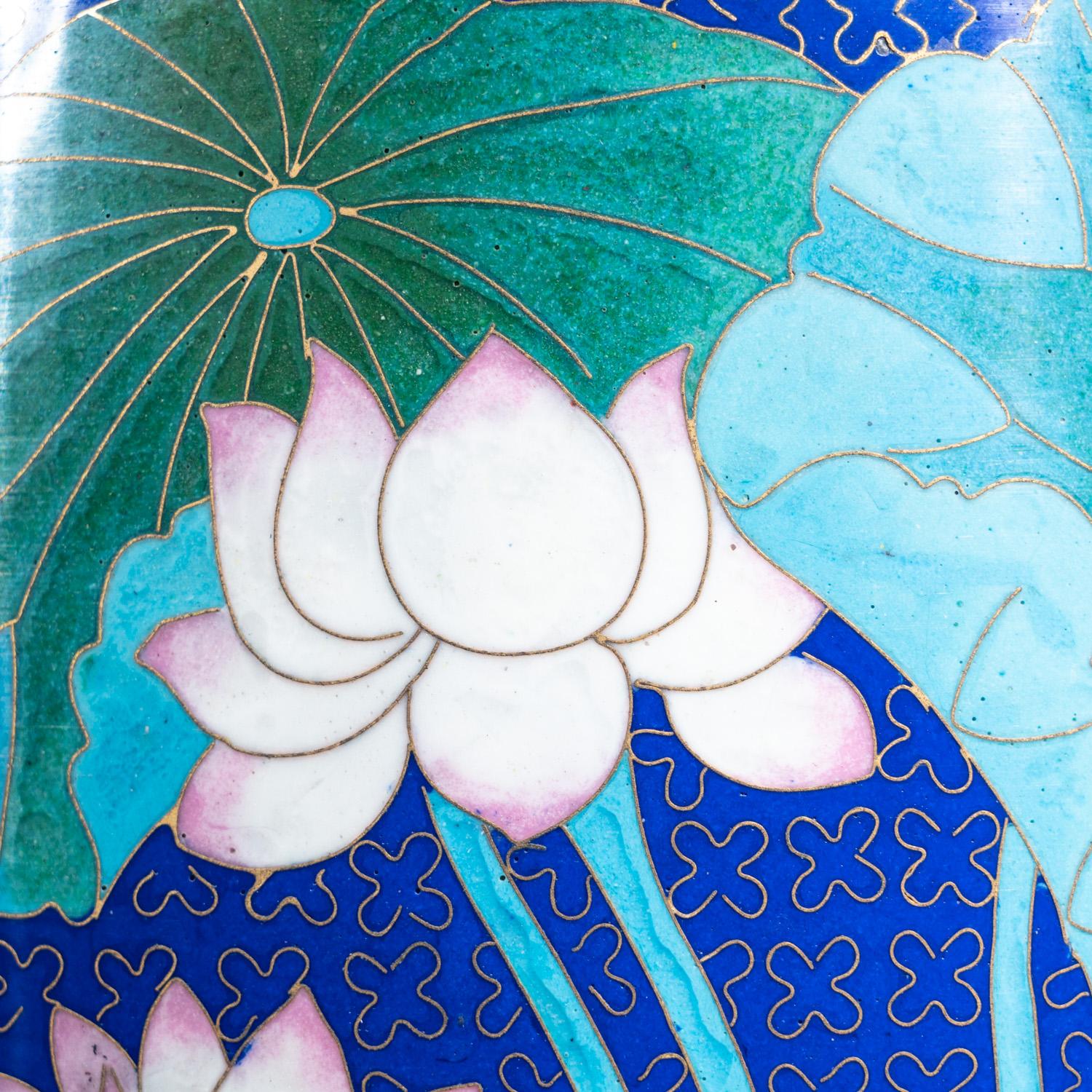Vaso di cloisonne autentico con supporto in legno personalizzato In condizioni ottime in vendita a New York, NY