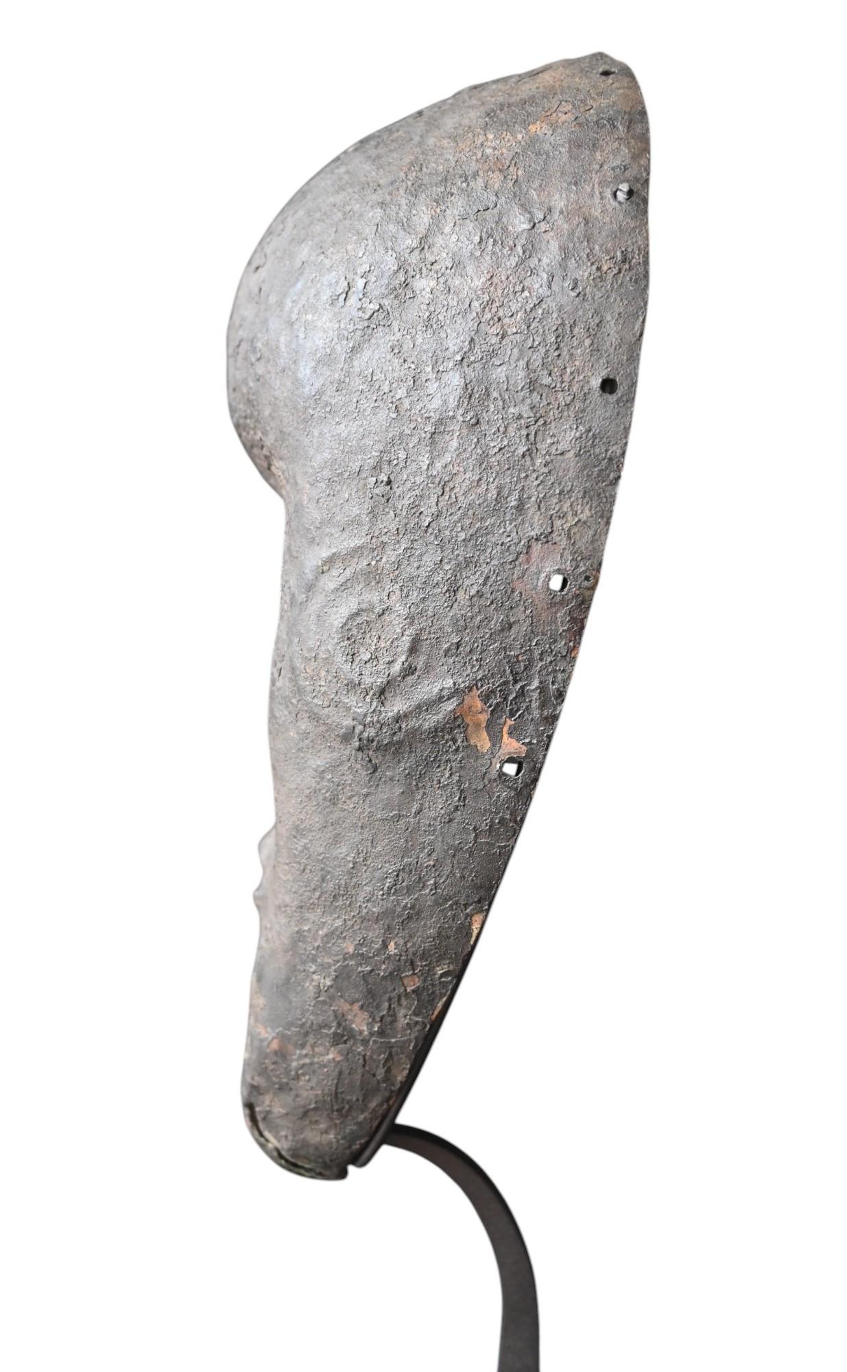 Genuine copper mask from the Dinga / Ding tribe DR Congo, early 1900 In Good Condition For Sale In Bilzen, BE
