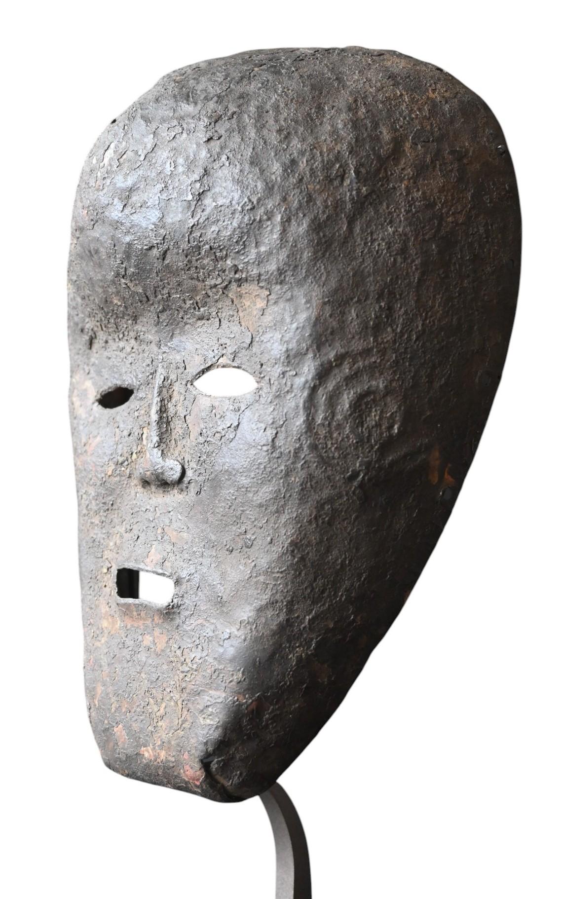 Early 20th Century Genuine copper mask from the Dinga / Ding tribe DR Congo, early 1900 For Sale