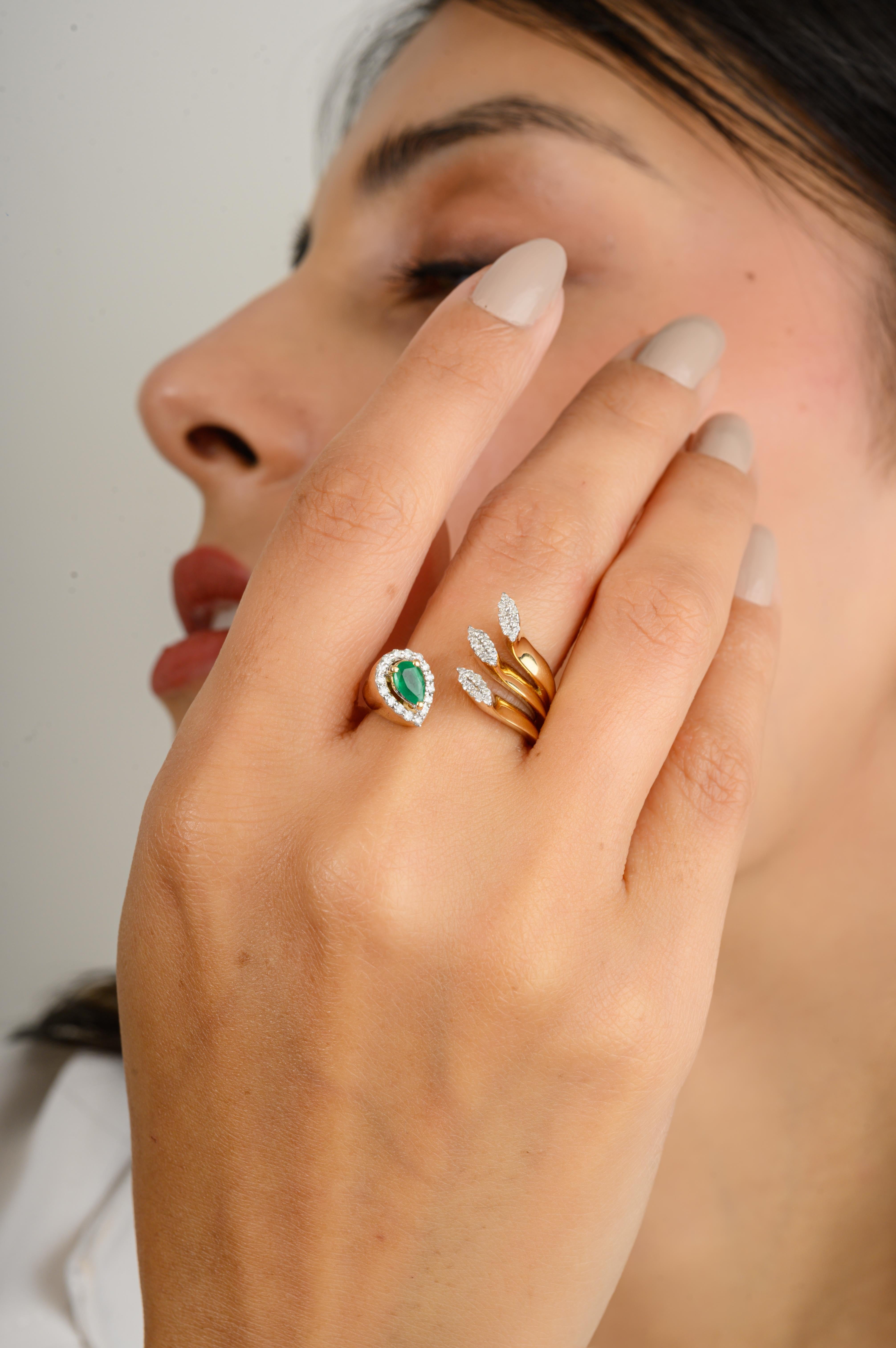 En vente :  Bague cocktail ouverte de créateur en or jaune massif 14 carats avec diamants et émeraudes 2