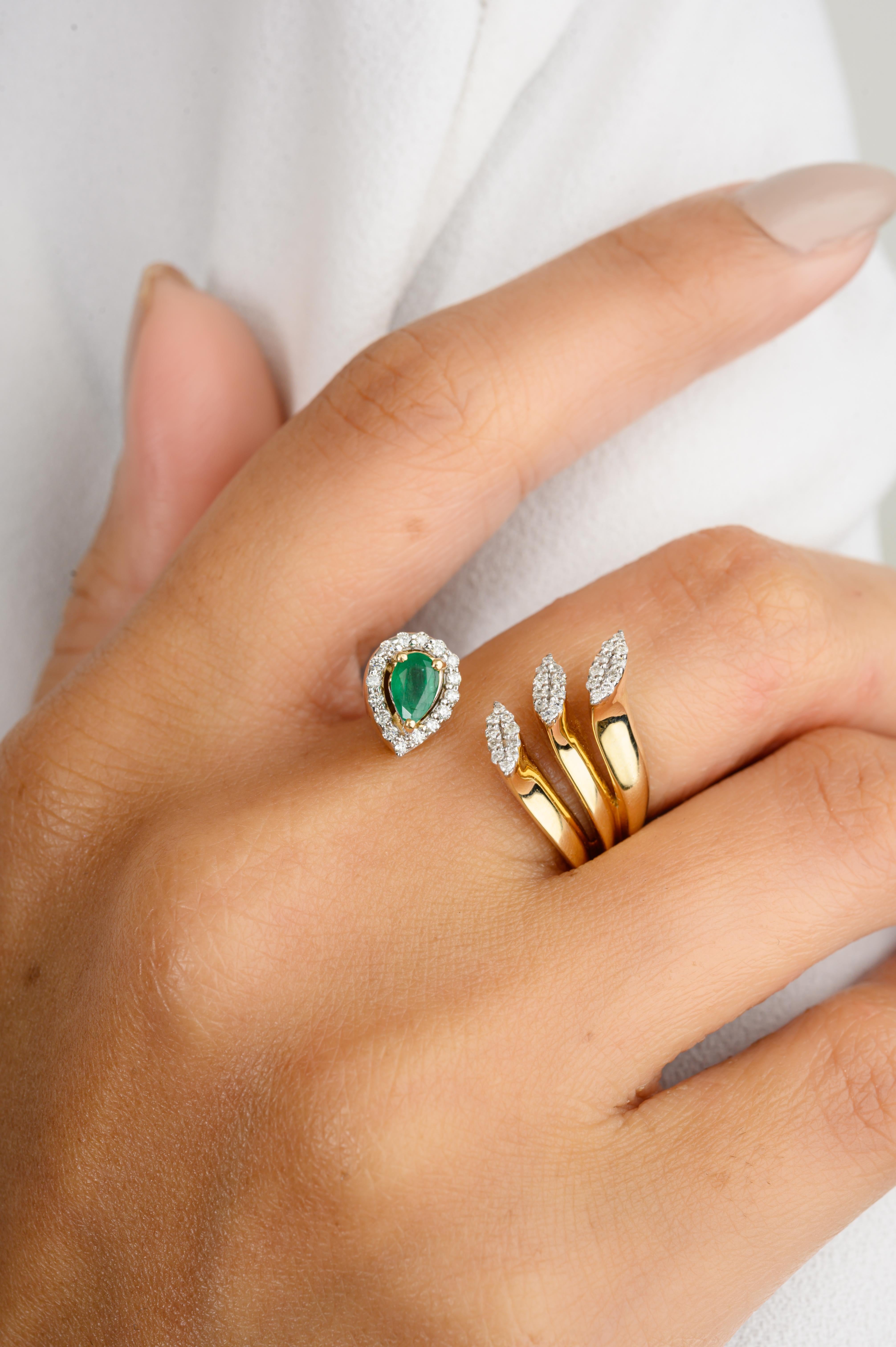 En vente :  Bague cocktail ouverte de créateur en or jaune massif 14 carats avec diamants et émeraudes 4