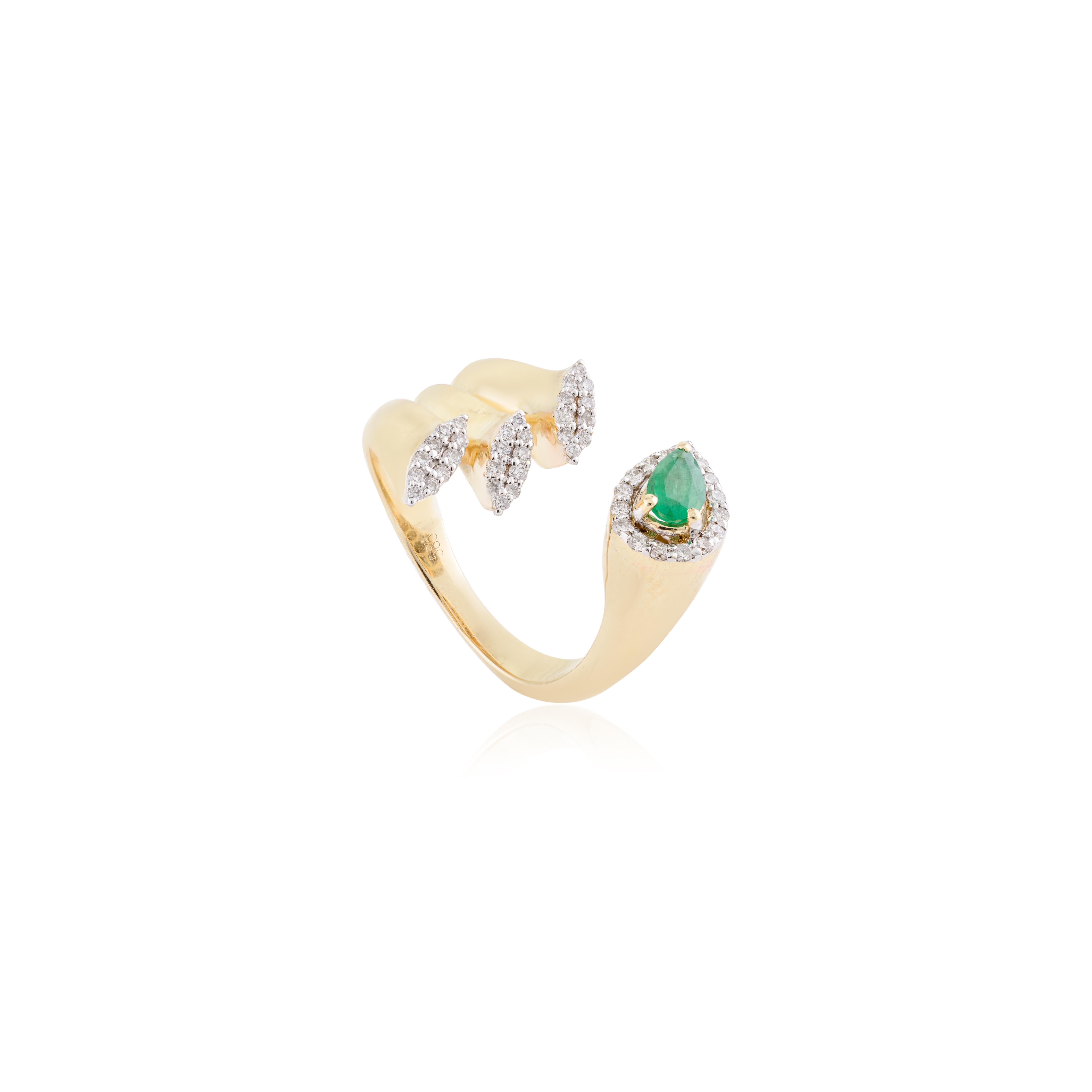 En vente :  Bague cocktail ouverte de créateur en or jaune massif 14 carats avec diamants et émeraudes 5