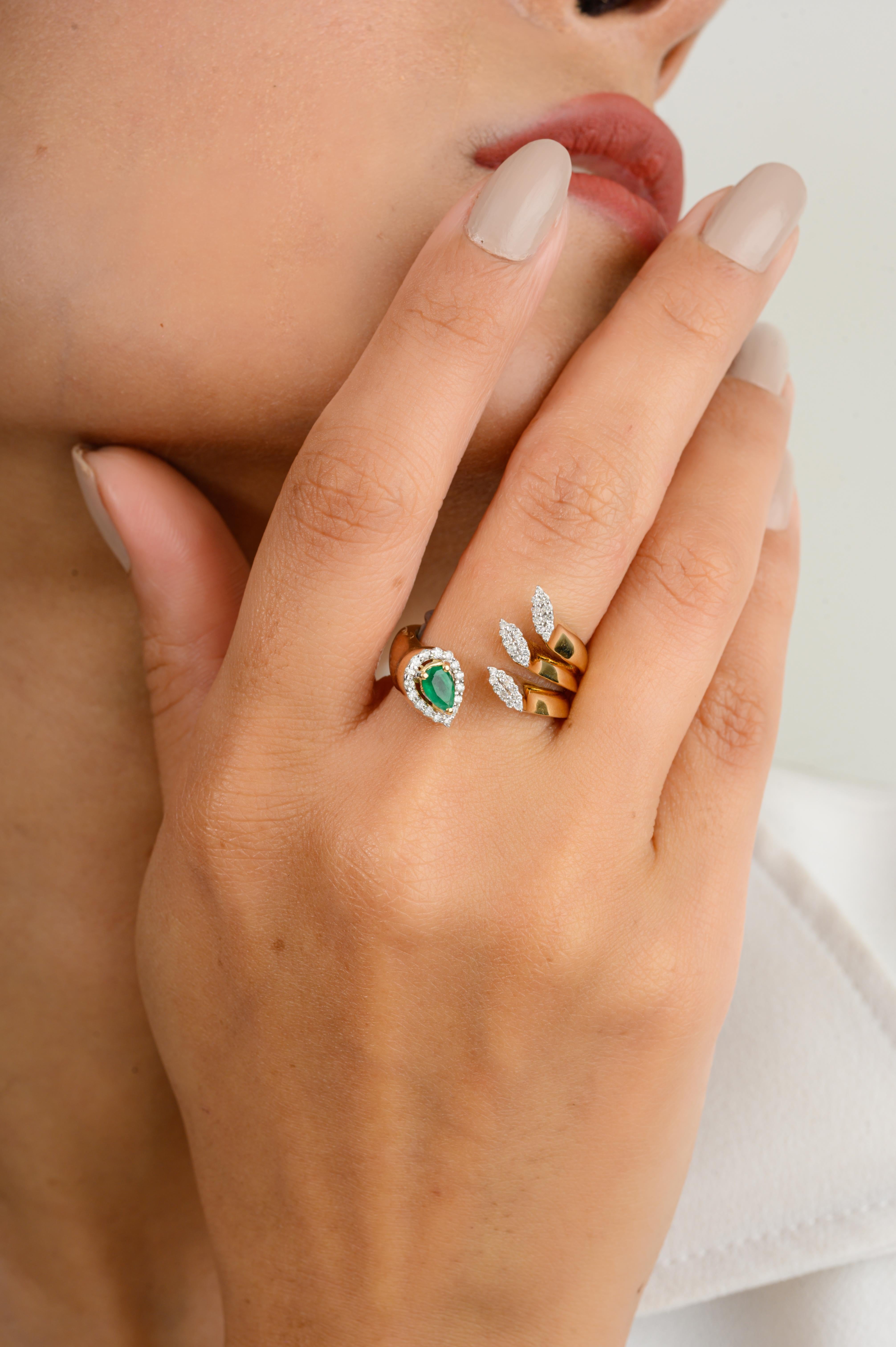 En vente :  Bague cocktail ouverte de créateur en or jaune massif 14 carats avec diamants et émeraudes 6