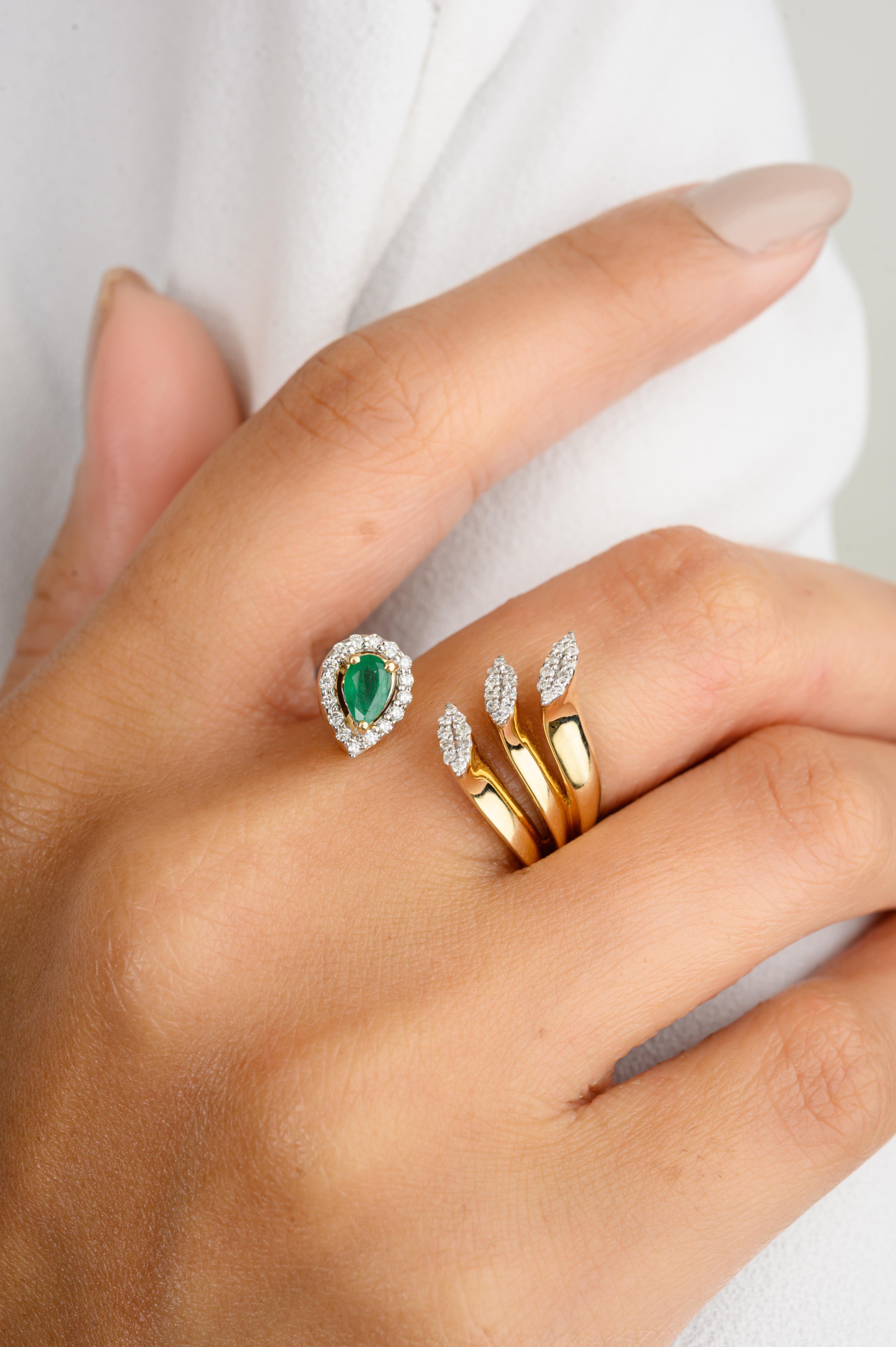 En vente :  Bague cocktail ouverte de créateur en or jaune massif 14 carats avec diamants et émeraudes 8