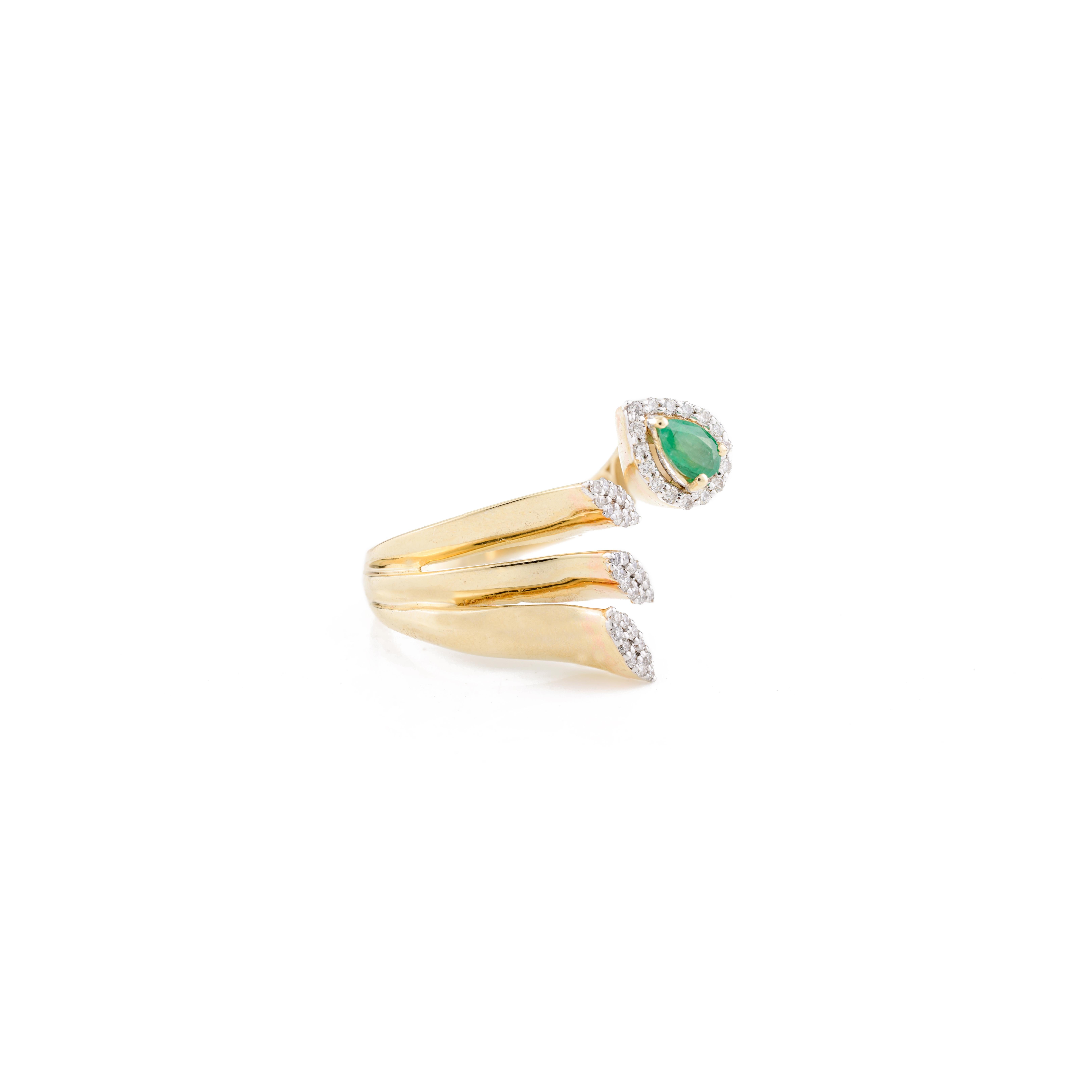 En vente :  Bague cocktail ouverte de créateur en or jaune massif 14 carats avec diamants et émeraudes 9