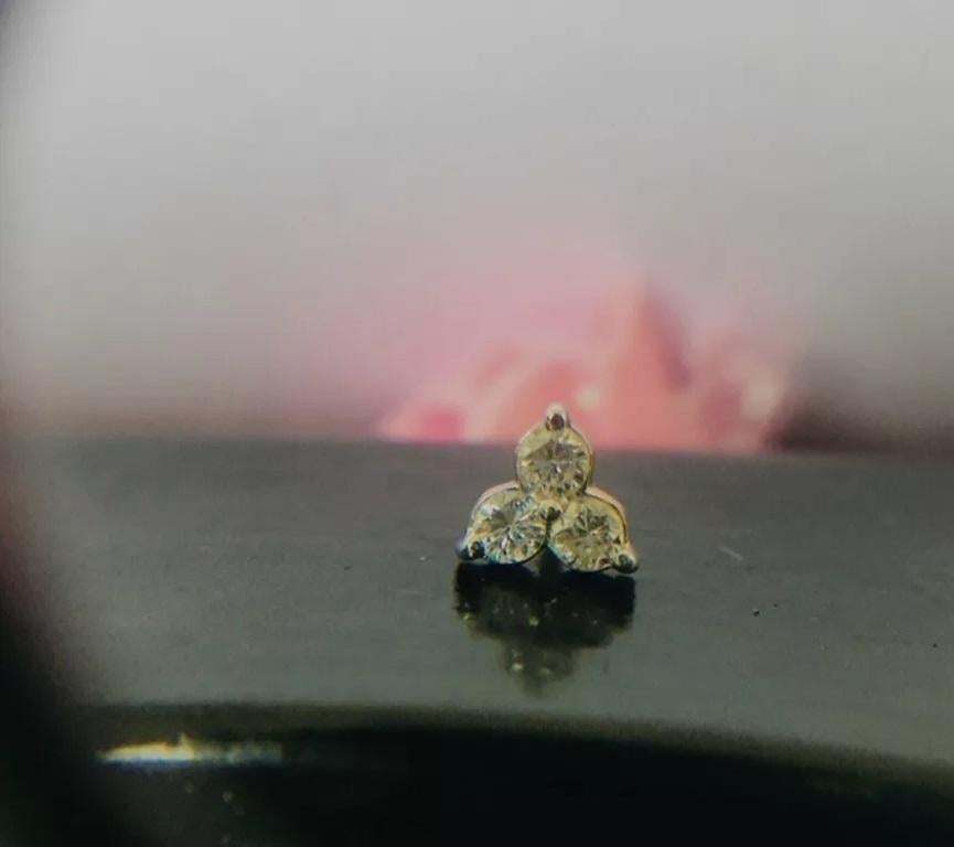 Taglio rotondo Diamante autentico in oro massiccio 14 carati: borchia a forma di trinità per orecchio/naso/trago in vendita