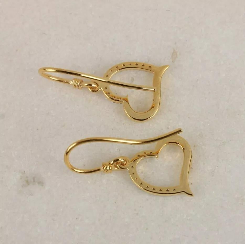 Taglio rotondo Orecchini a gancio con diamante genuino a forma di cuore in oro giallo massiccio 14K in vendita
