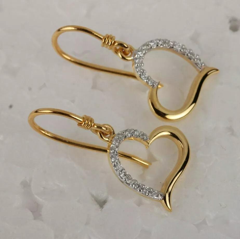 Orecchini a gancio con diamante genuino a forma di cuore in oro giallo massiccio 14K In condizioni Nuovo in vendita a Chicago, IL