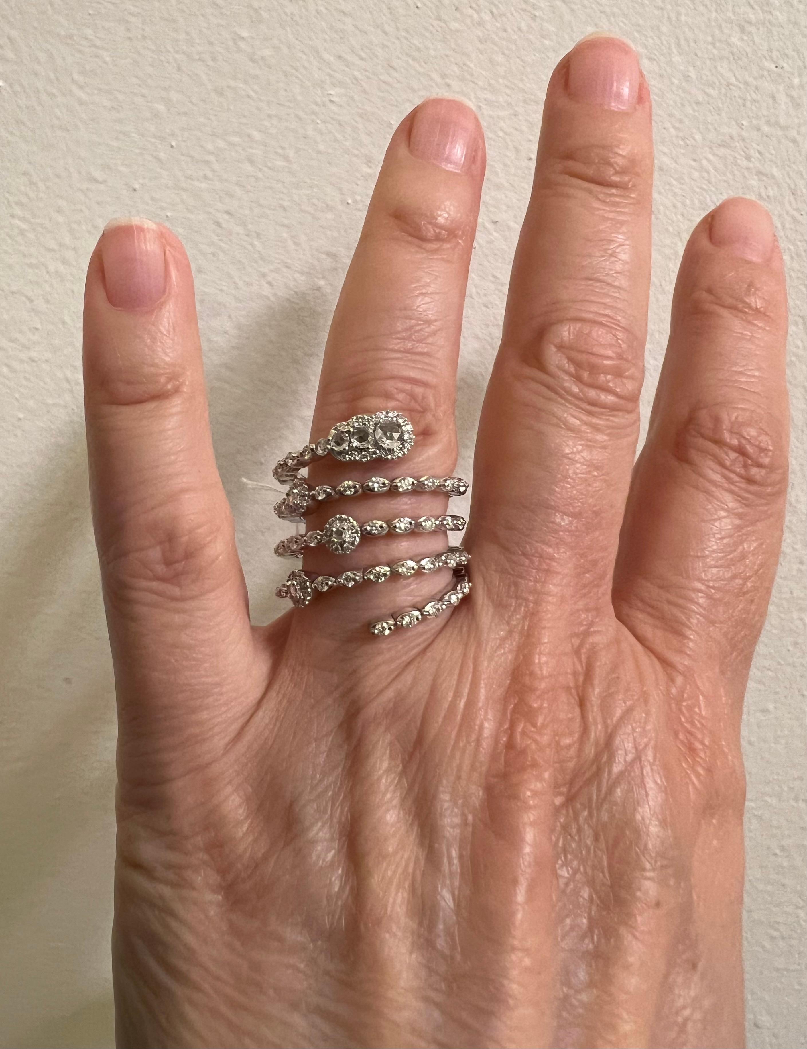 Bague serpent flexible en or blanc 18 carats avec diamants véritables, taille rose en vente 9