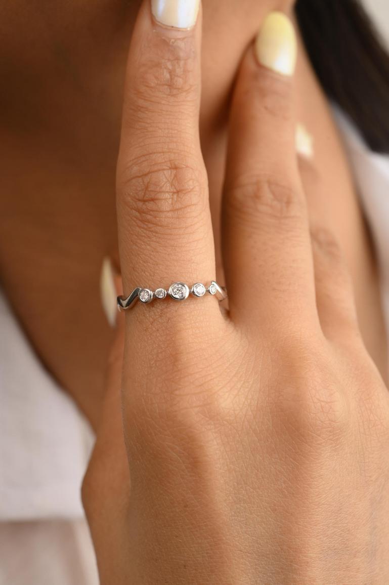 in vendita:  Anello impilabile con fascia a onda di diamanti fini in oro bianco massiccio 18k 0,19 CTW 6