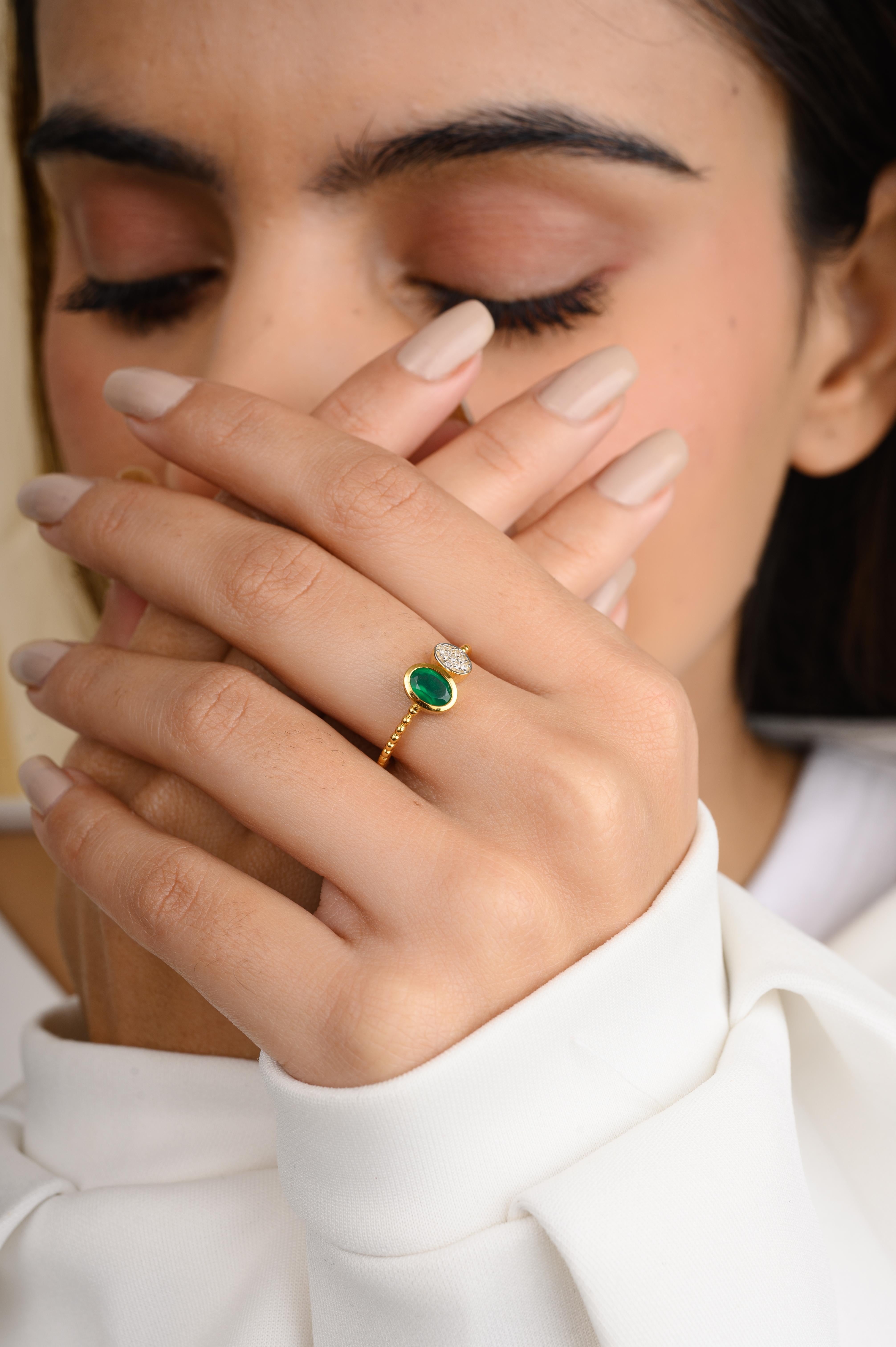 Im Angebot: Ein echter Smaragd-Diamantring aus 18 Karat Gelbgold für sie in echtem Smaragd () 2