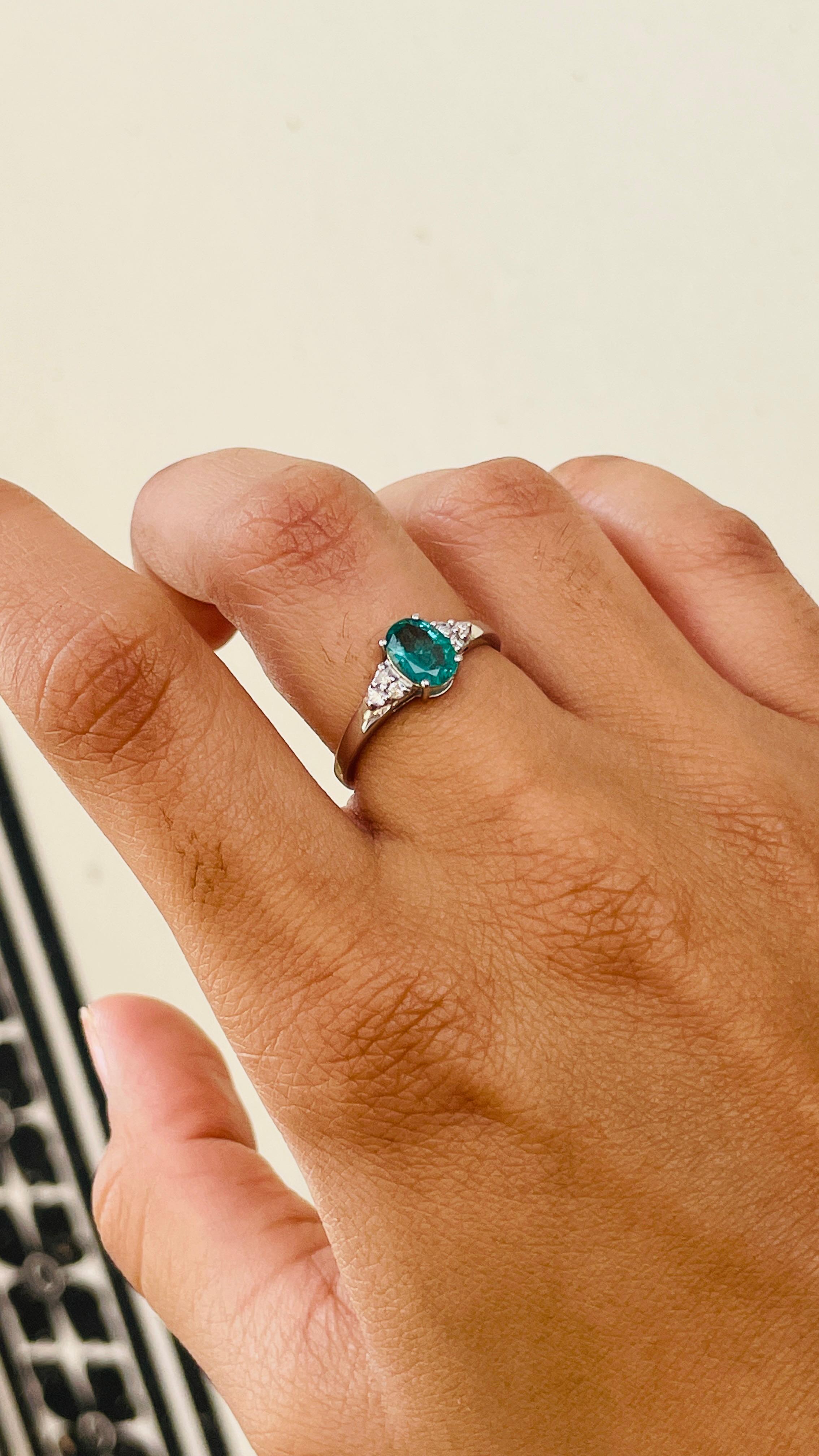 Im Angebot: Verlobungsring mit echtem Smaragd und Diamant für sie aus 18 Karat Weißgold () 11