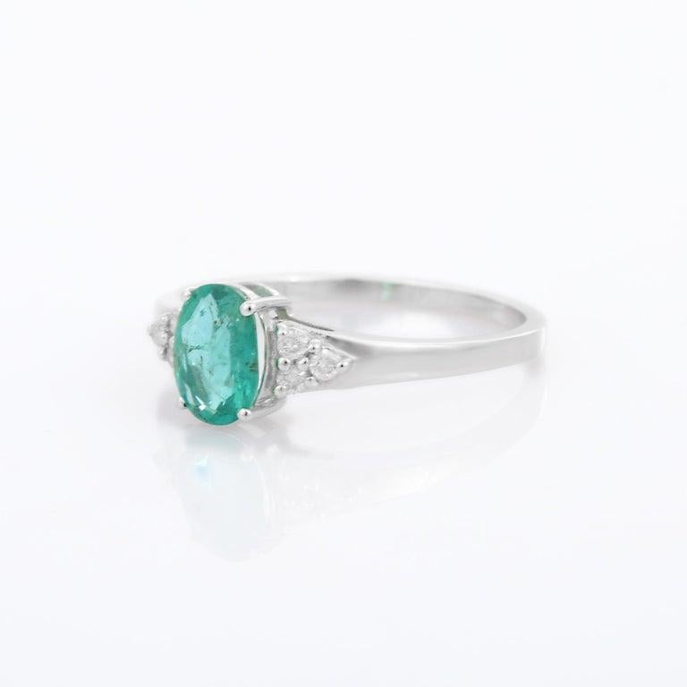 Im Angebot: Verlobungsring mit echtem Smaragd und Diamant für sie aus 18 Karat Weißgold () 12