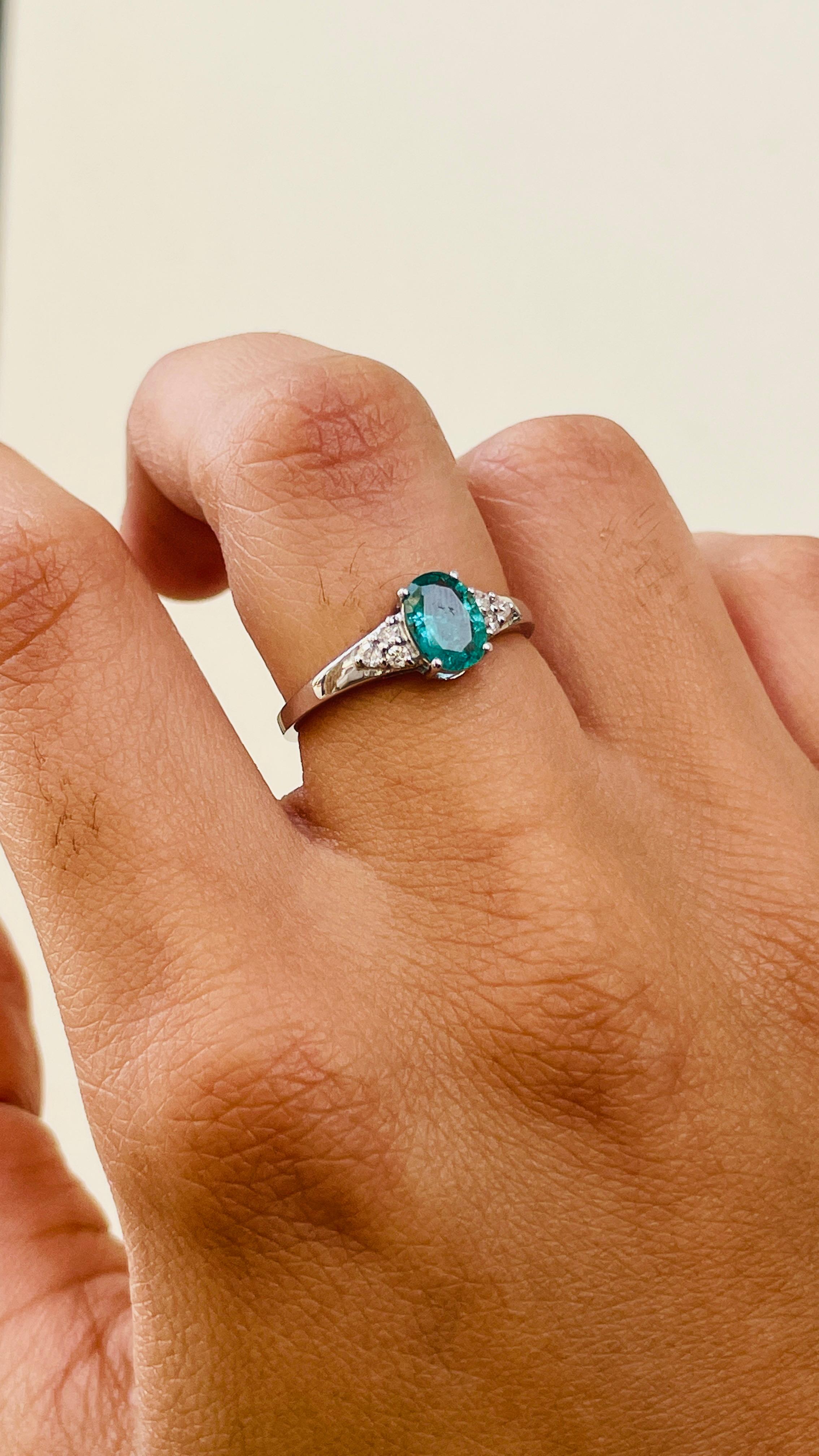 Im Angebot: Verlobungsring mit echtem Smaragd und Diamant für sie aus 18 Karat Weißgold () 2