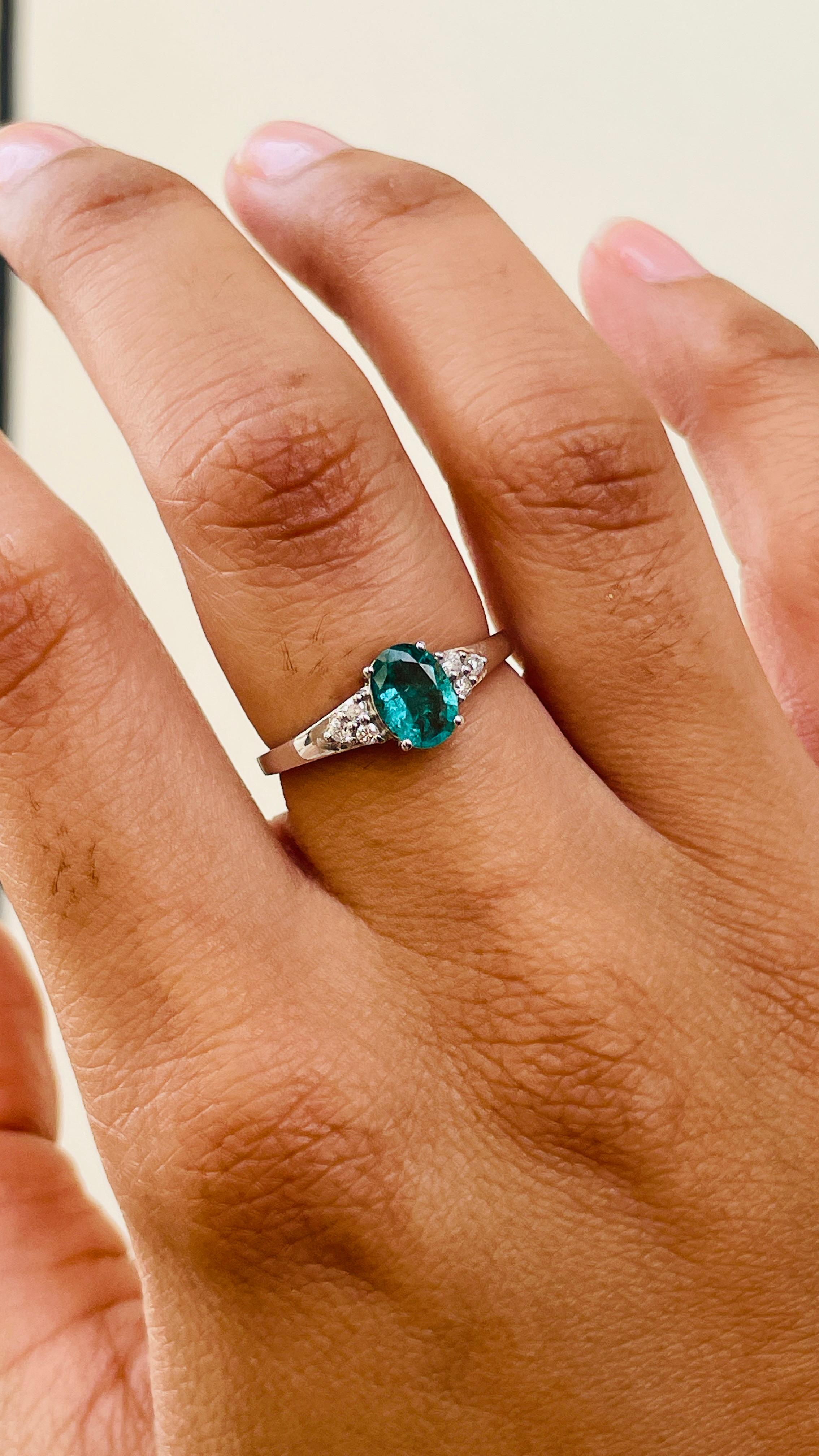 Im Angebot: Verlobungsring mit echtem Smaragd und Diamant für sie aus 18 Karat Weißgold () 3
