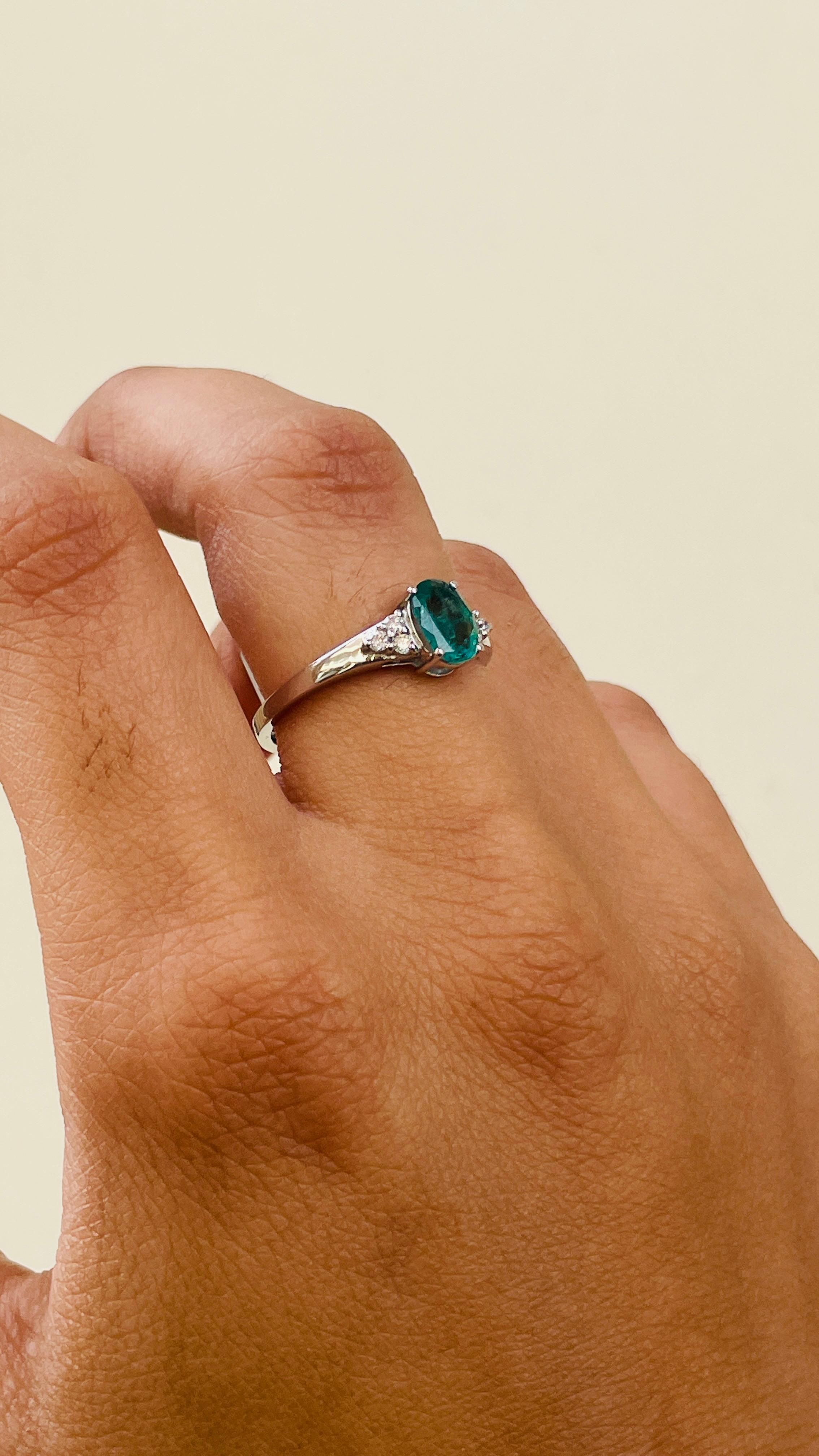 Im Angebot: Verlobungsring mit echtem Smaragd und Diamant für sie aus 18 Karat Weißgold () 5