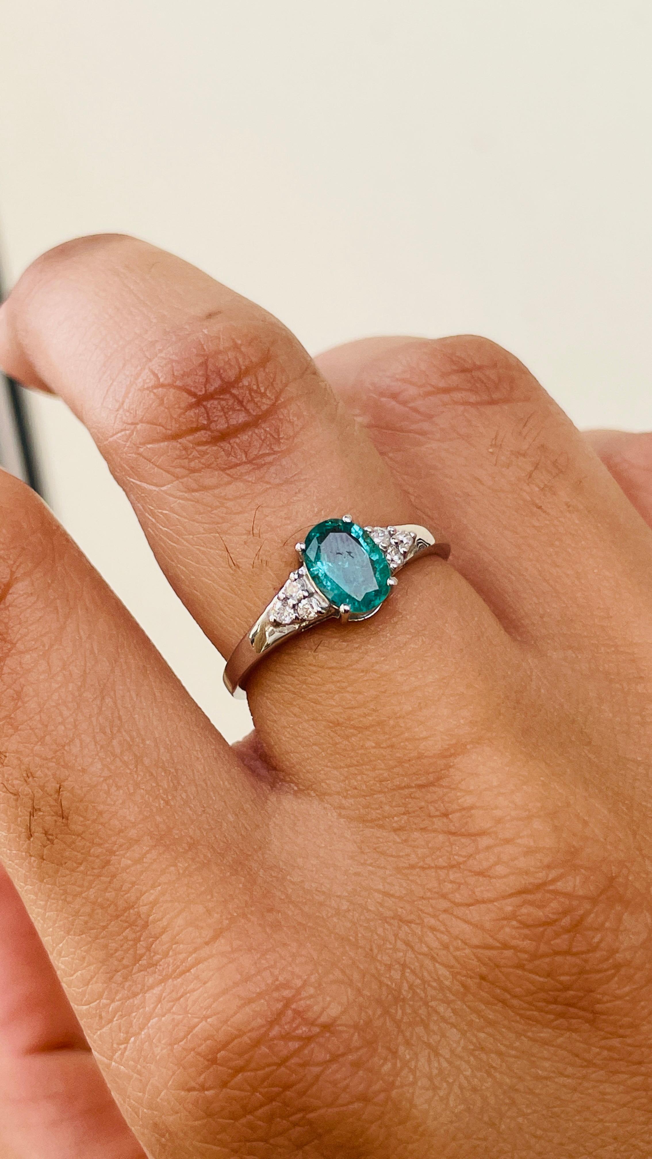 Im Angebot: Verlobungsring mit echtem Smaragd und Diamant für sie aus 18 Karat Weißgold () 6