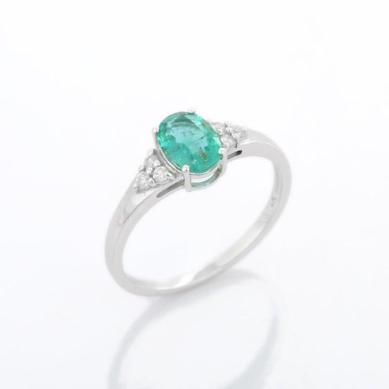 Im Angebot: Verlobungsring mit echtem Smaragd und Diamant für sie aus 18 Karat Weißgold () 7