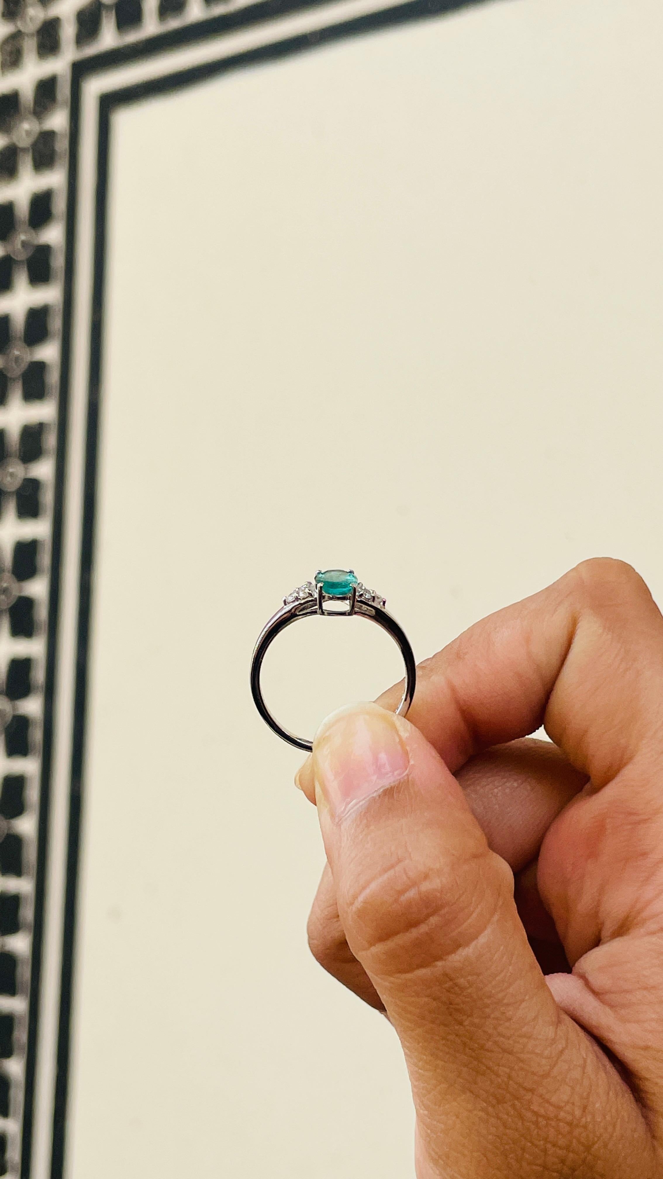 Im Angebot: Verlobungsring mit echtem Smaragd und Diamant für sie aus 18 Karat Weißgold () 9