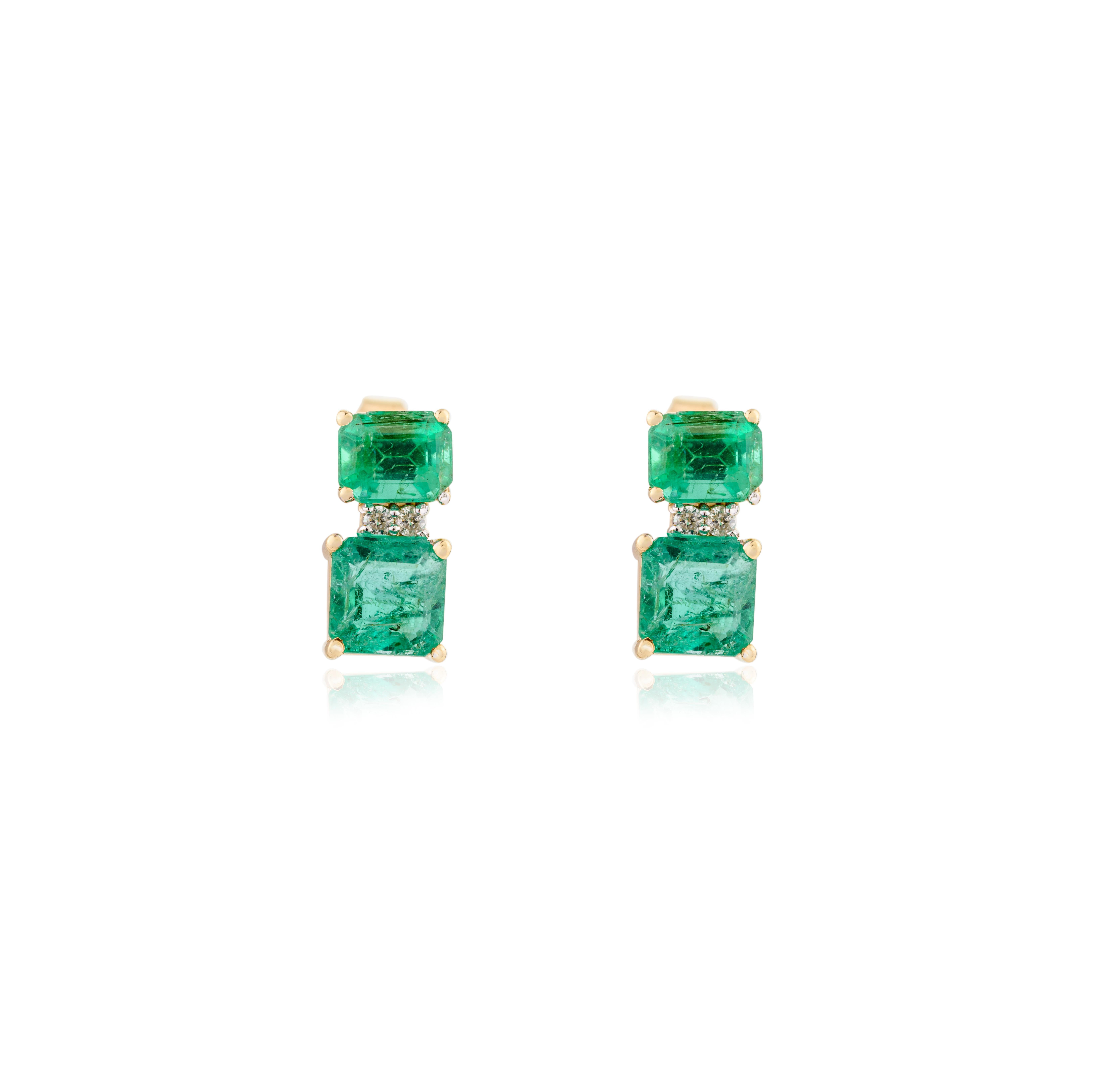 Art déco Boucles d'oreilles pour femmes en or jaune 18 carats avec diamant émeraude véritable en vente