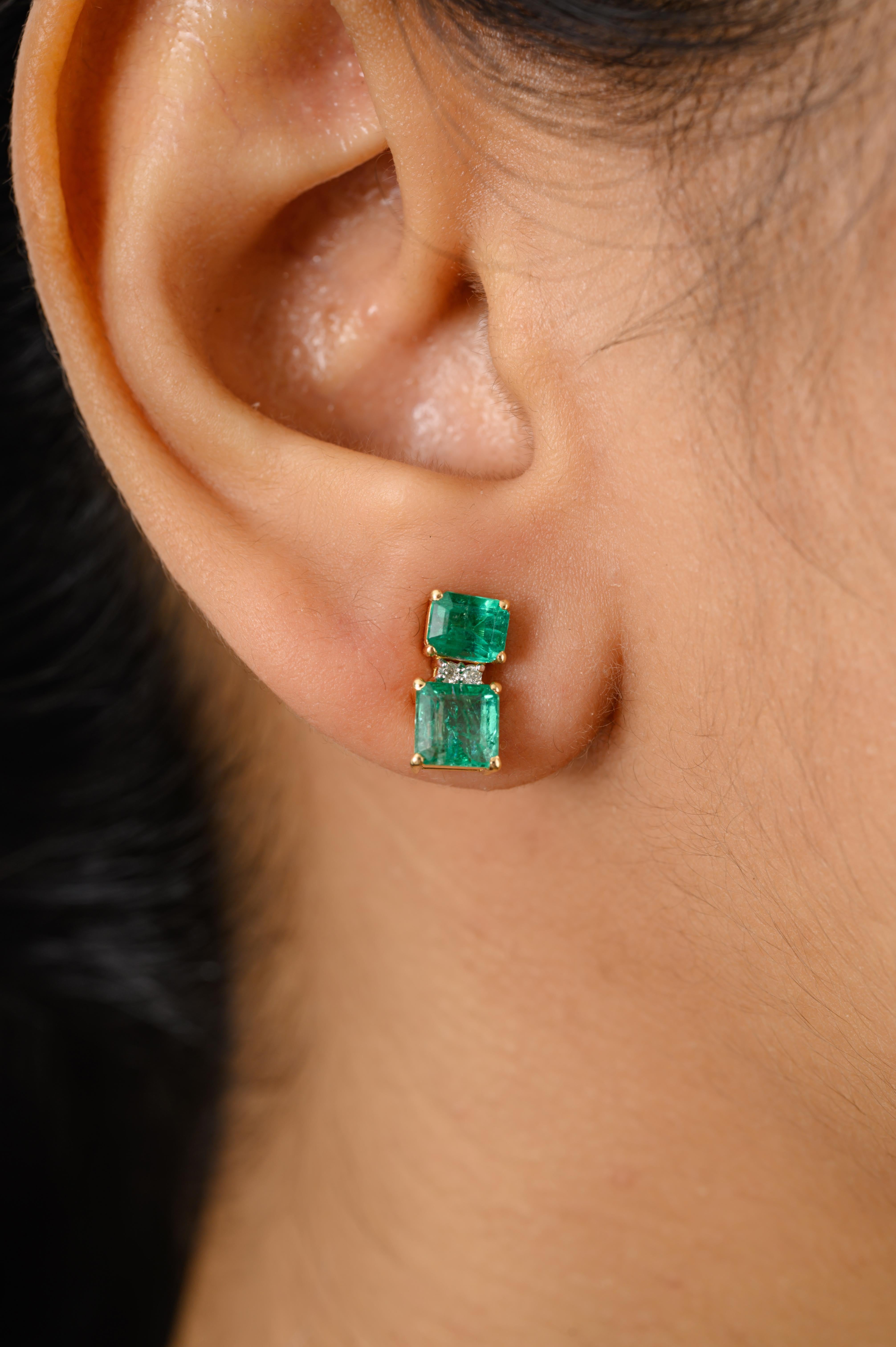 Taille carrée Boucles d'oreilles pour femmes en or jaune 18 carats avec diamant émeraude véritable en vente