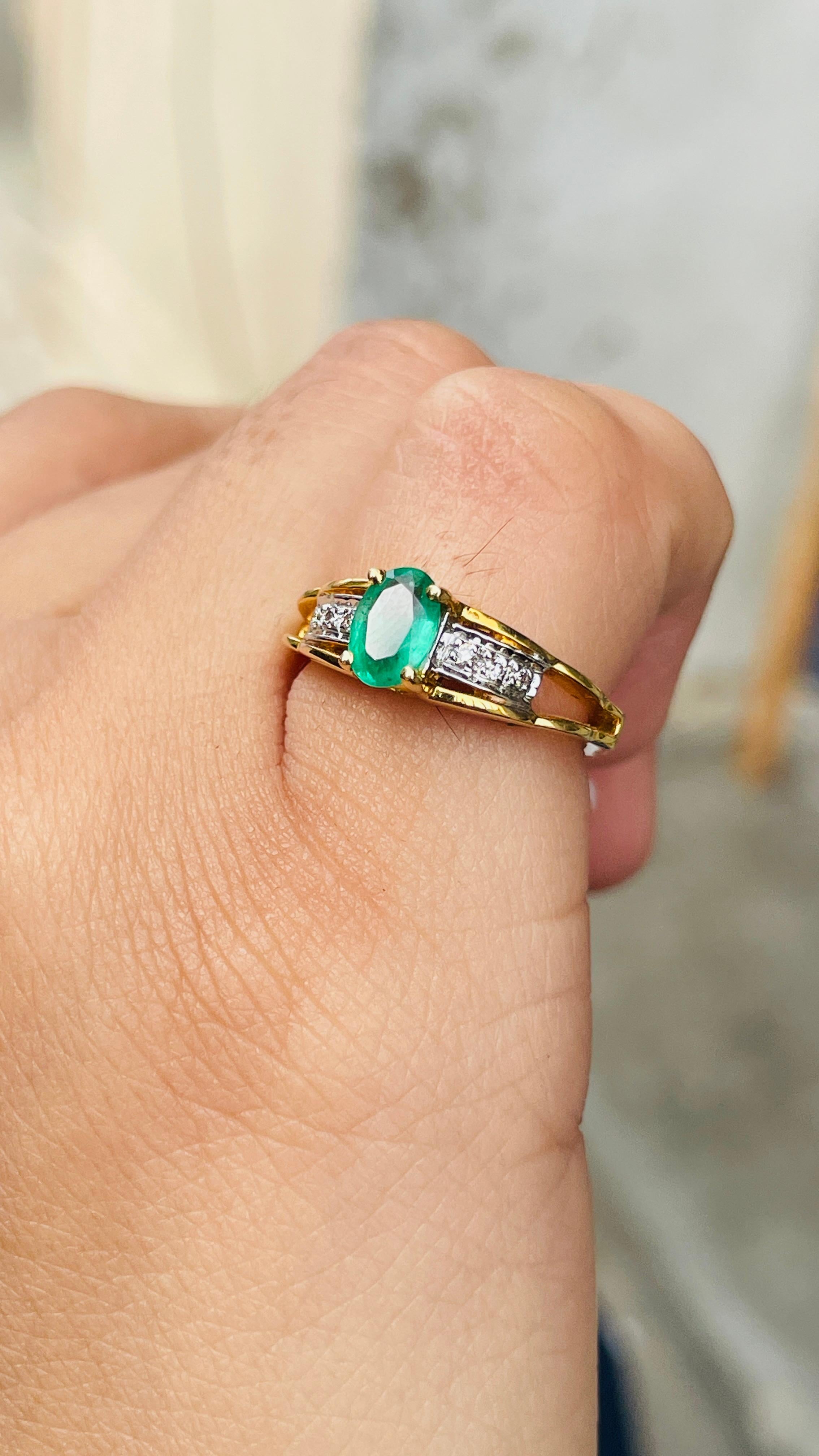 For Sale:  Genuine Emerald Women Wedding Ring with Diamonds for Women in 18k Yellow Gold 2