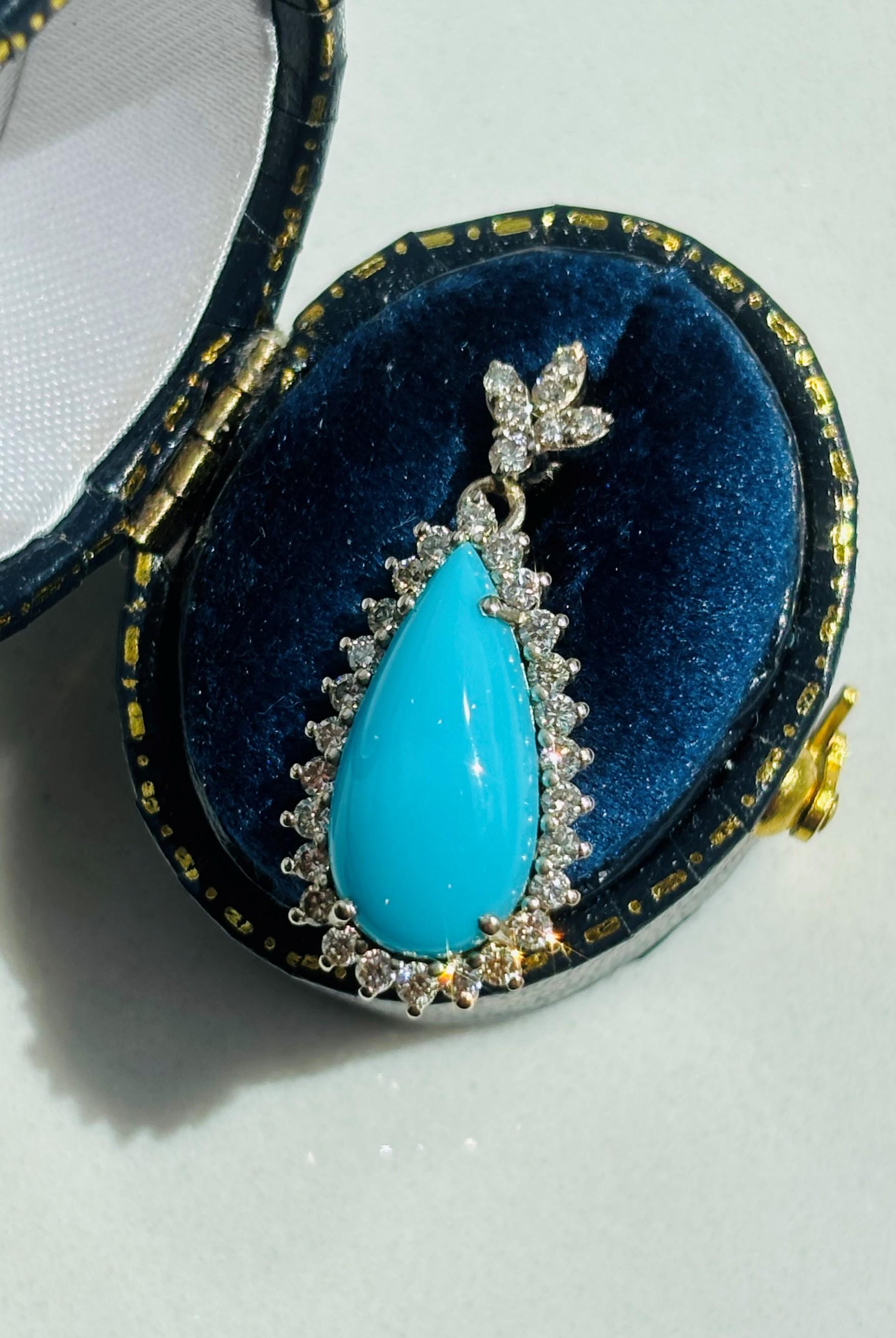 Ein königlicher, handgefertigter Dornröschen-Anhänger, umgeben von funkelnden Diamanten.  
Dieses Schmuckstück zeichnet sich durch einen echten, hochwertigen Robinson Egg Blue-Türkis aus der Sleeping Beauty-Mine in Arizona aus, der für einen