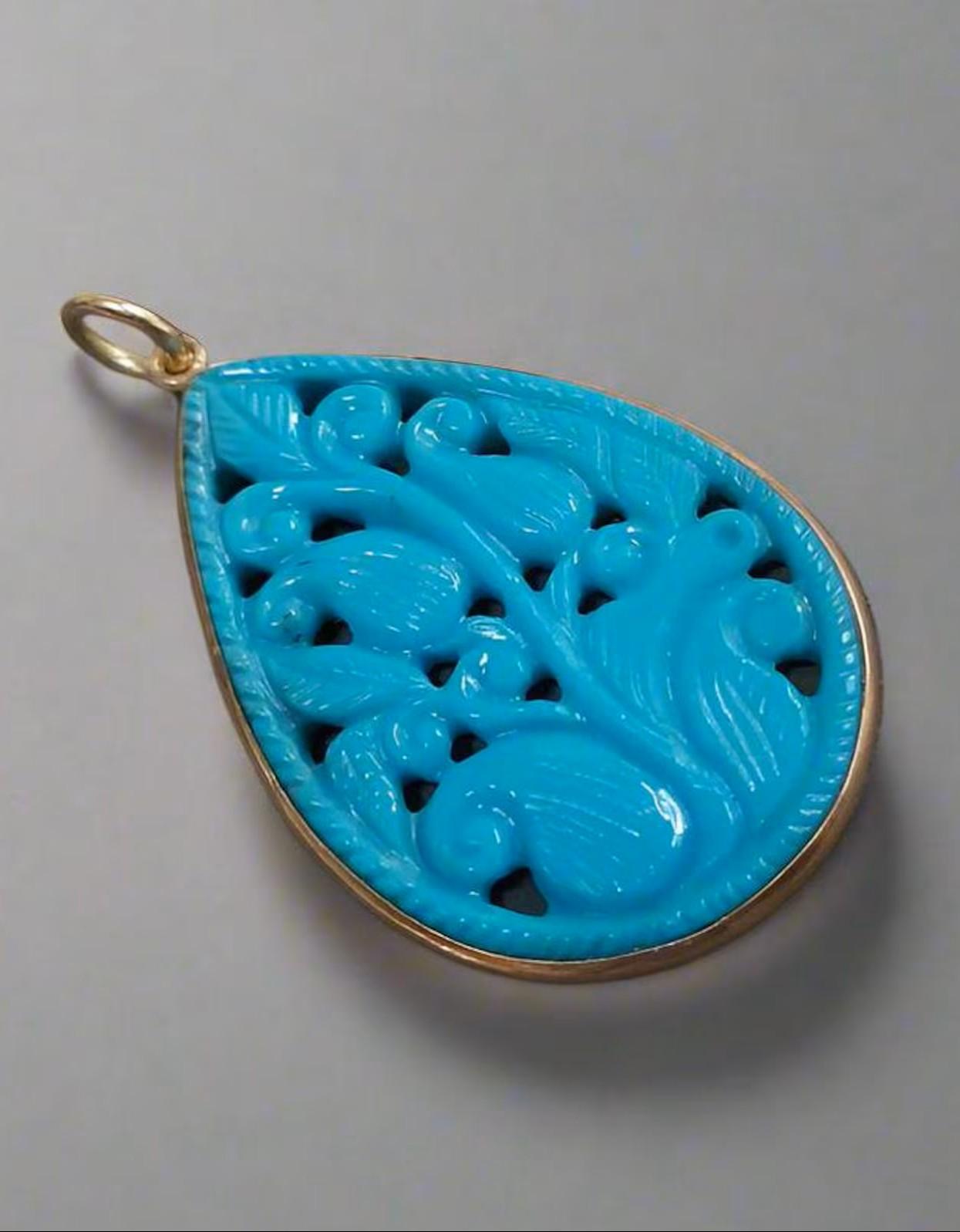 Genuine Estate Sleeping Beauty Turquoise Handcarved Gold Pendant Corte pera en venta