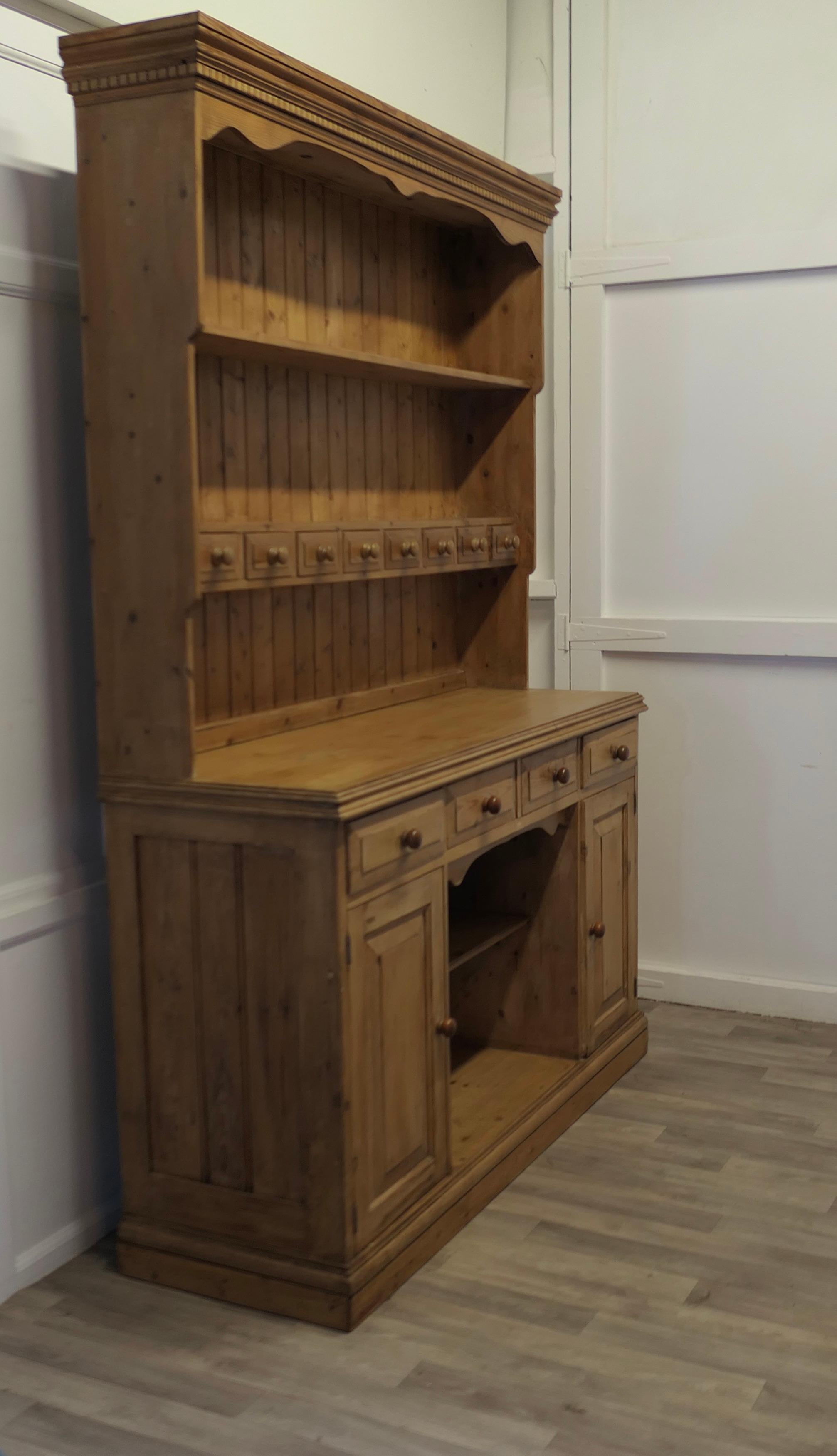 Auténtica Cómoda de Pino de Cocina Campestre en Bueno estado para la venta en Godshill, Isle of Wight