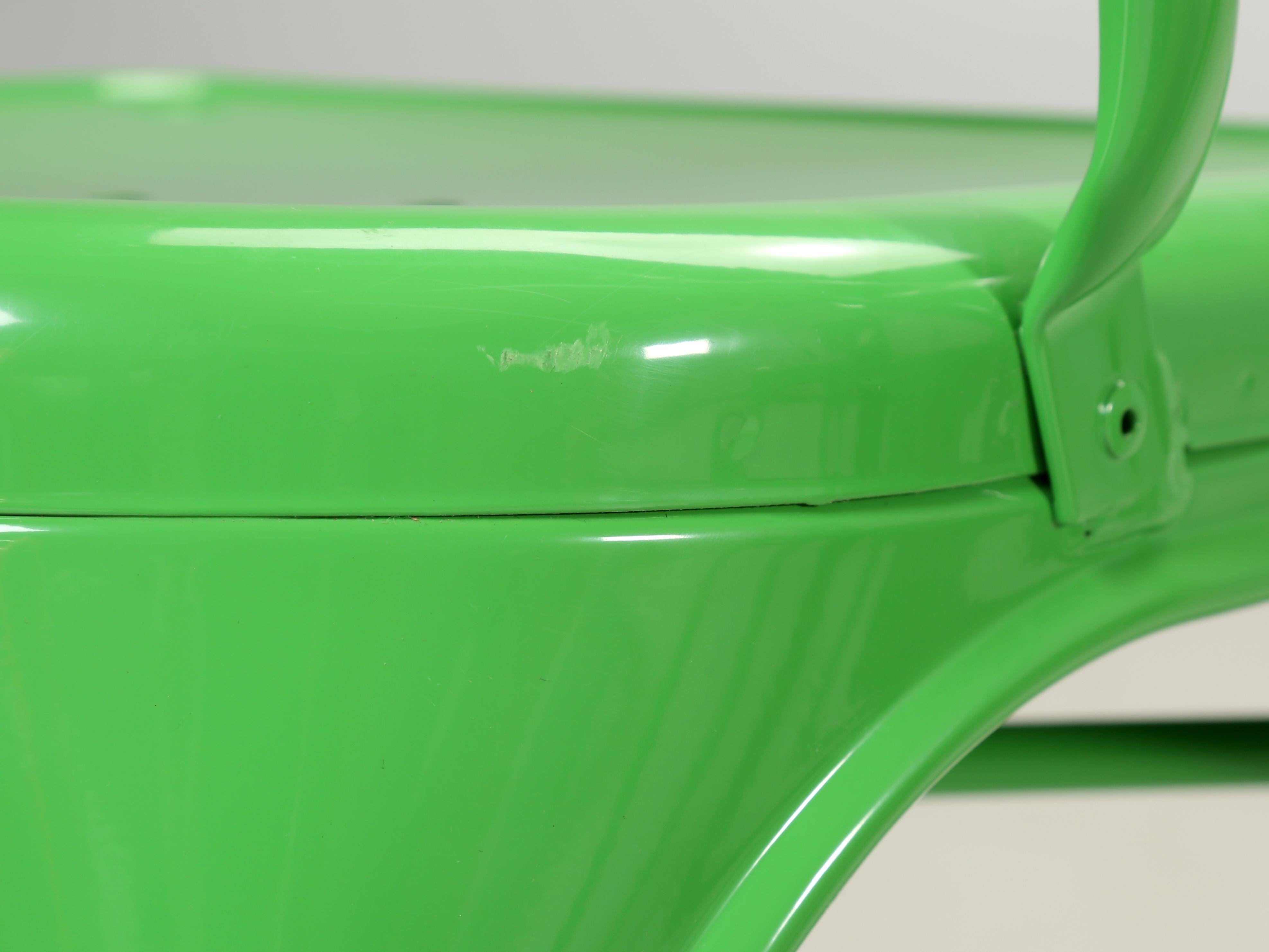 echtes französisches leuchtend grünes Tolix-Set '6' Stahlstühle, Kosmetikflaws im Angebot 3