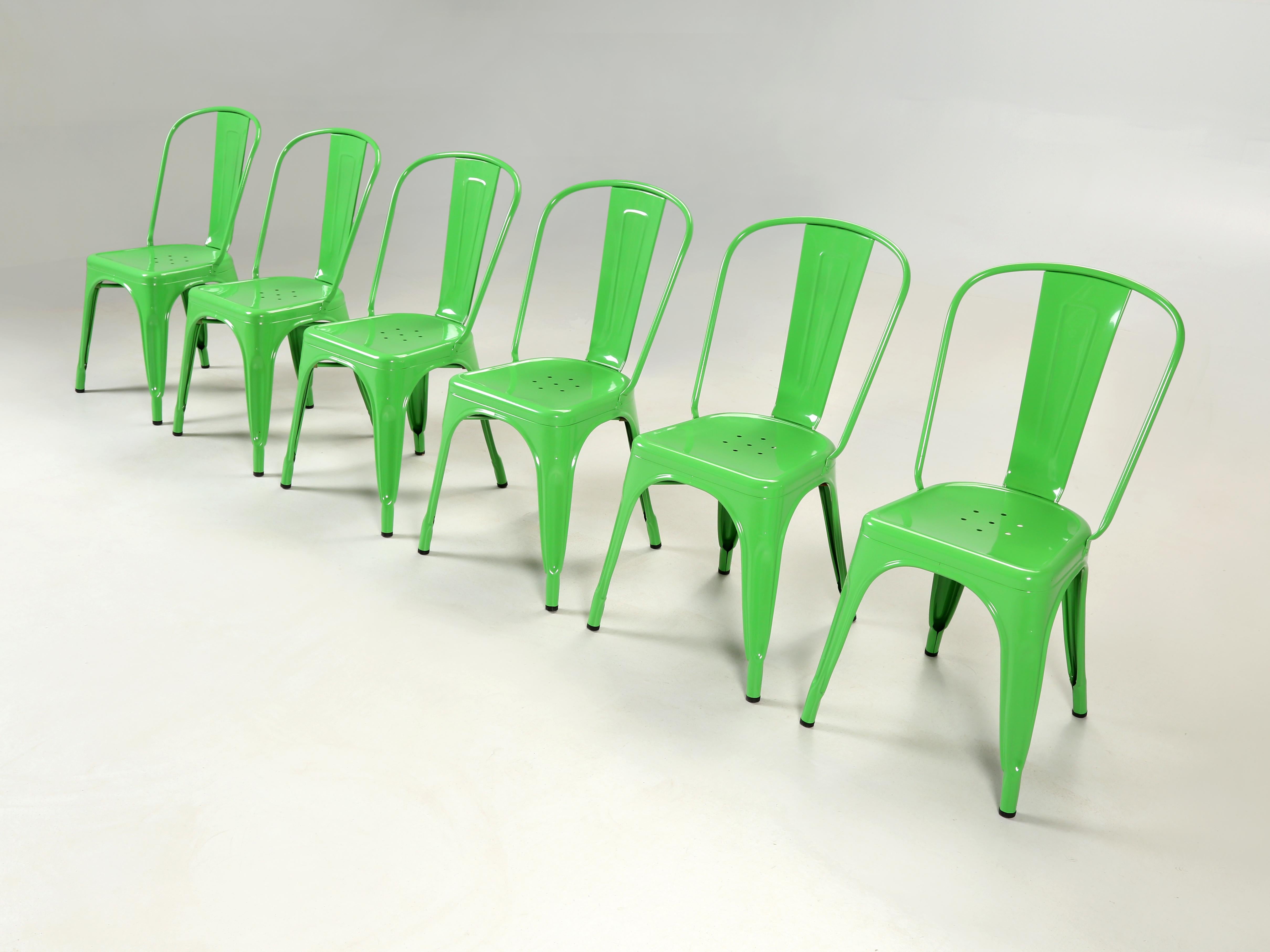 Echte französische Tolix-Stühle, die so konzipiert wurden, dass man die Stahlstühle sicher (laut Tolix) zwölfmal übereinander stapeln kann. Derzeit haben wir über (1500) authentische französische Tolix auf Lager, aber nur ein Set von (6) hellgrünen