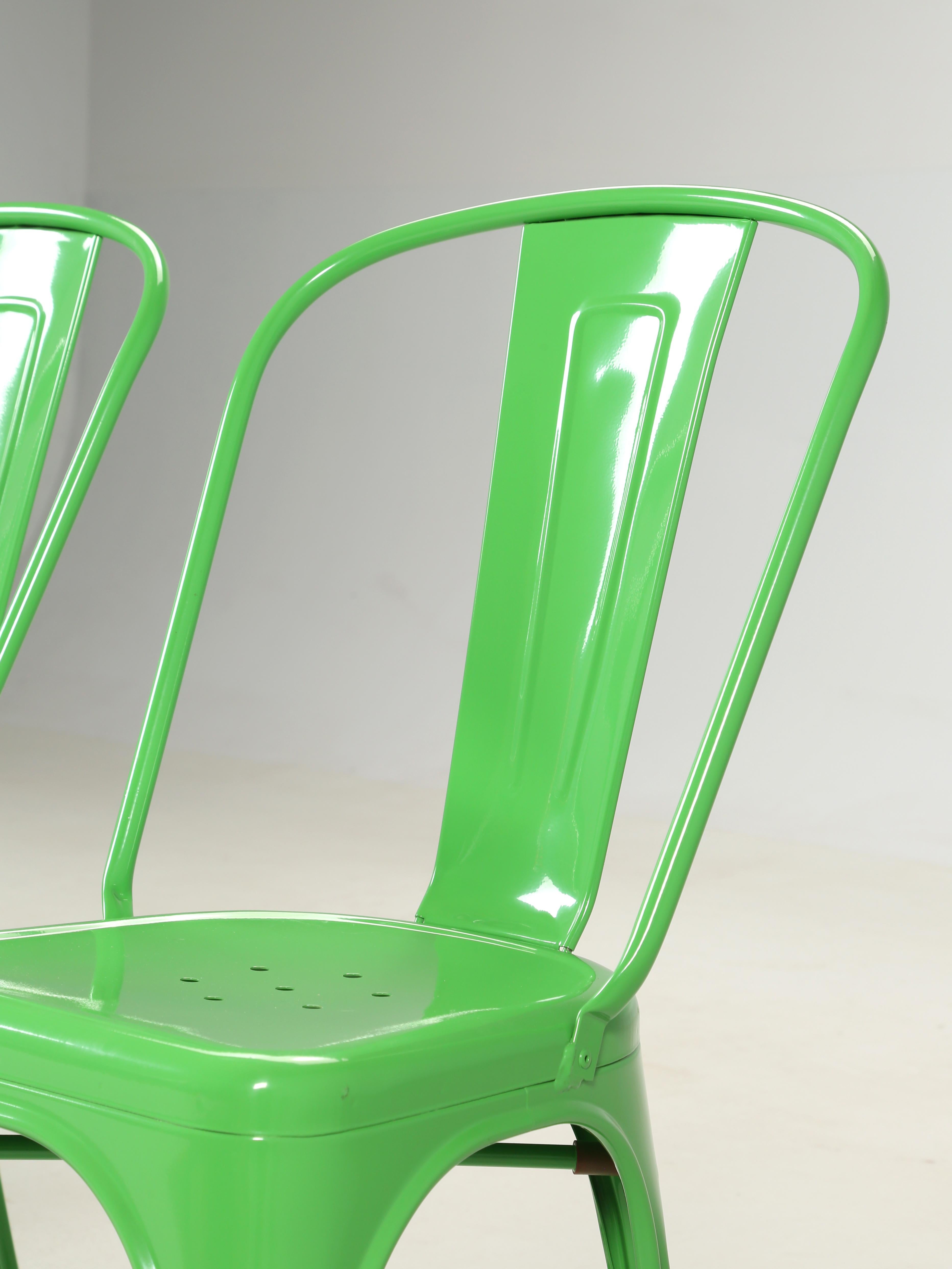 echtes französisches leuchtend grünes Tolix-Set '6' Stahlstühle, Kosmetikflaws im Zustand „Gut“ im Angebot in Chicago, IL