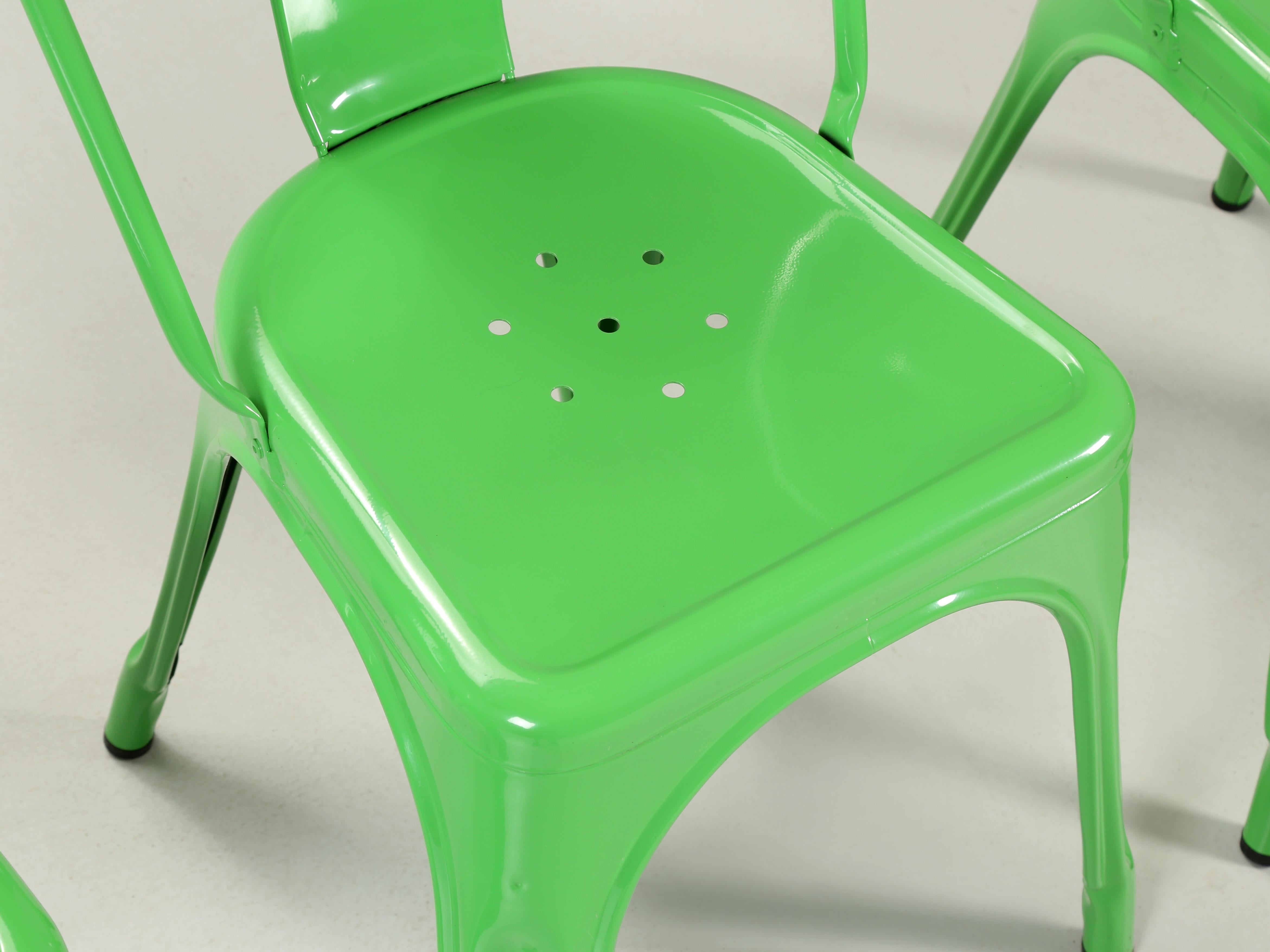 echtes französisches leuchtend grünes Tolix-Set '6' Stahlstühle, Kosmetikflaws (21. Jahrhundert und zeitgenössisch) im Angebot