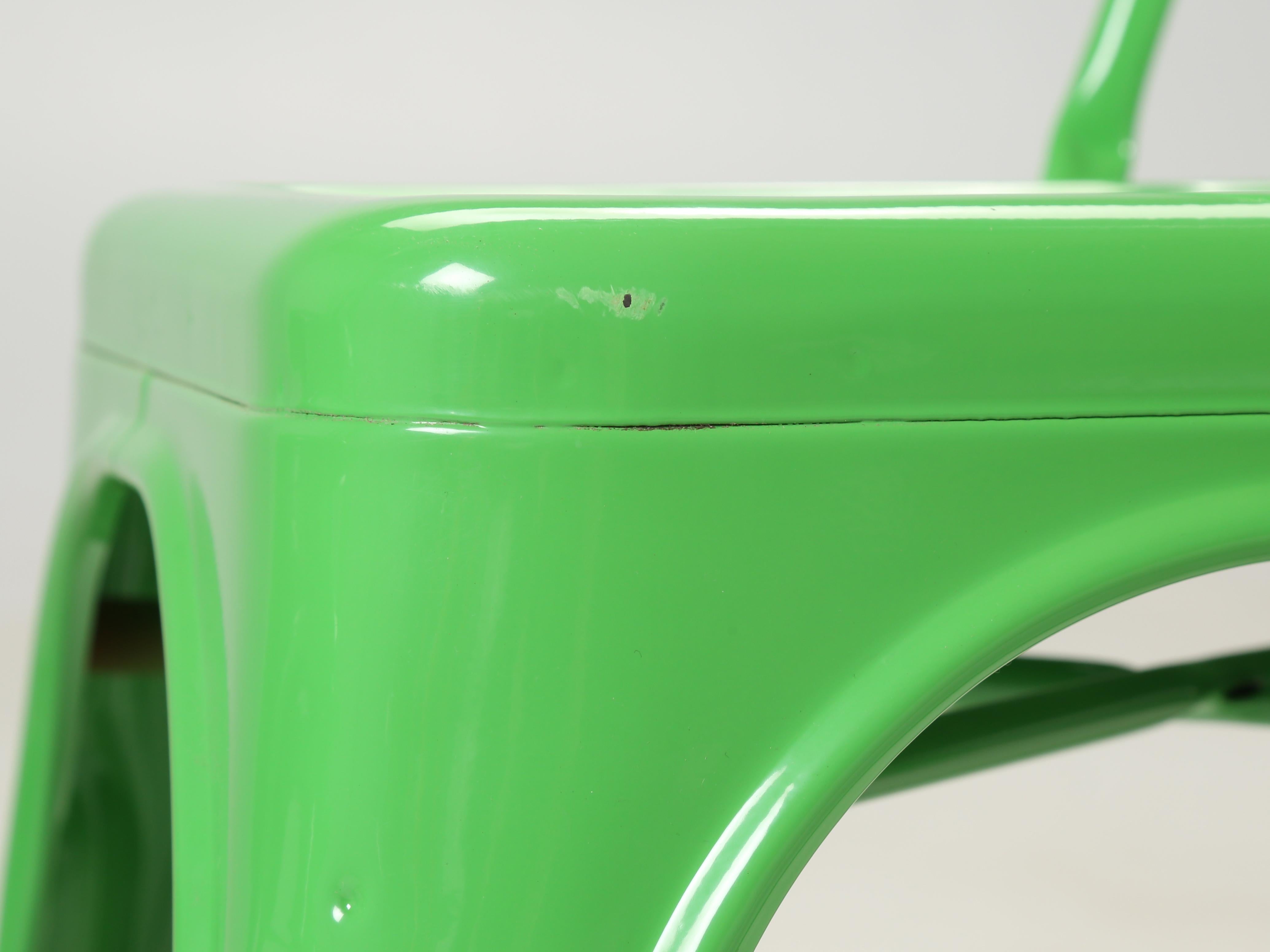 echtes französisches leuchtend grünes Tolix-Set '6' Stahlstühle, Kosmetikflaws im Angebot 2