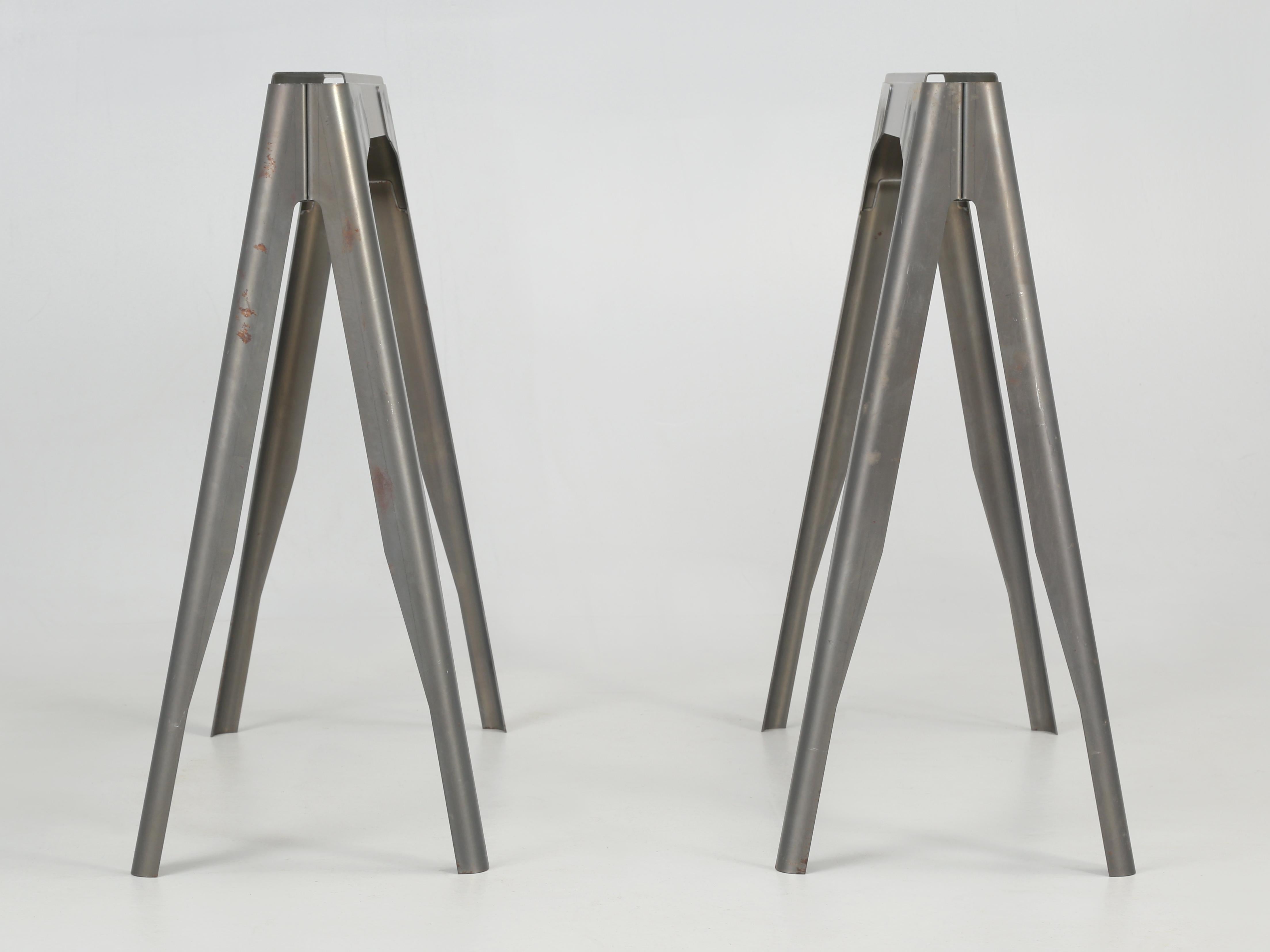 Industriel Pieds de table à tréteaux Tolix authentiques en acier, plateau de table non inclus, neuf en vente