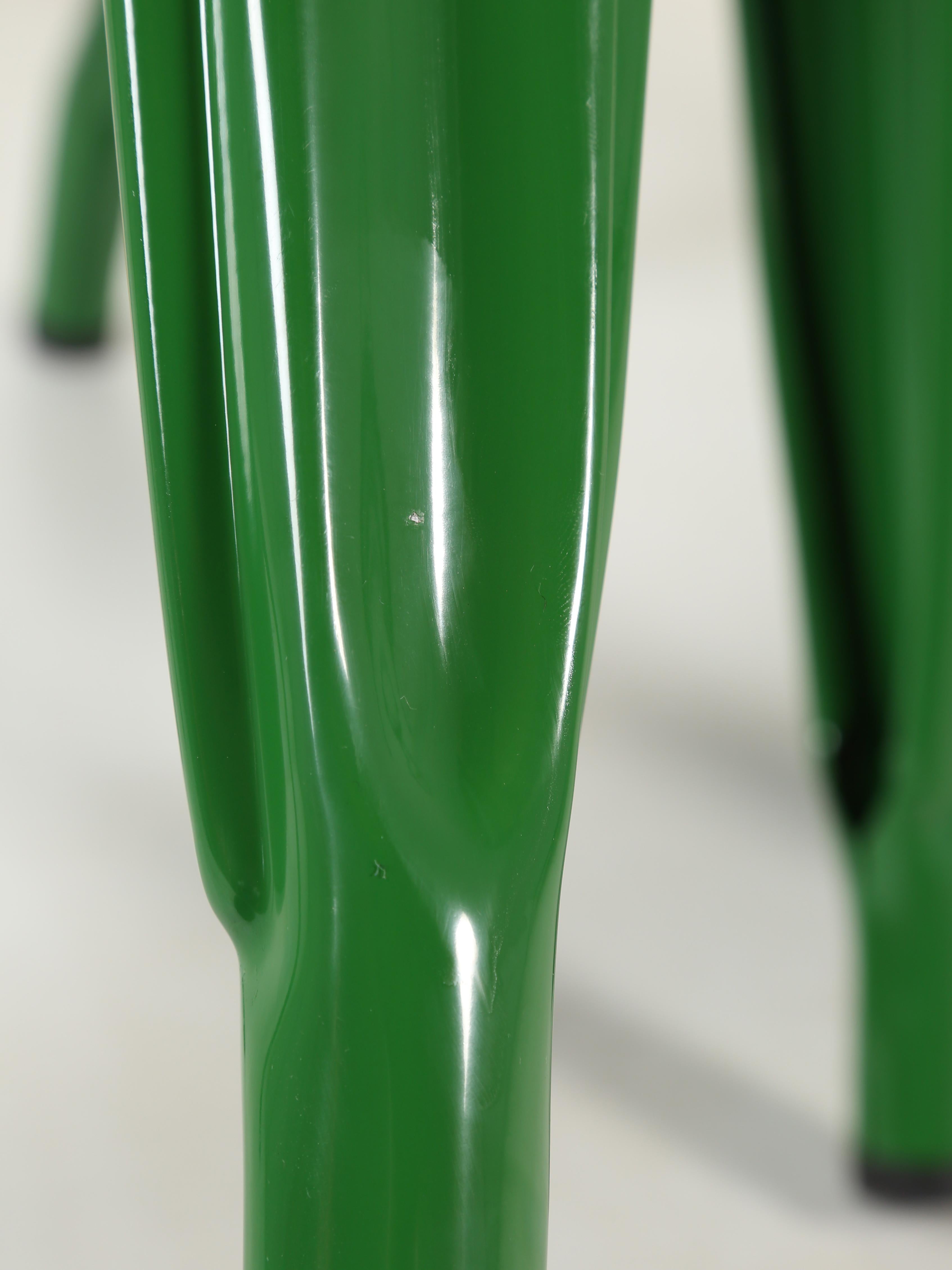 Autentico set di sedie impilabili in acciaio francese Tolix (5) in un bellissimo verde brillante in vendita 2