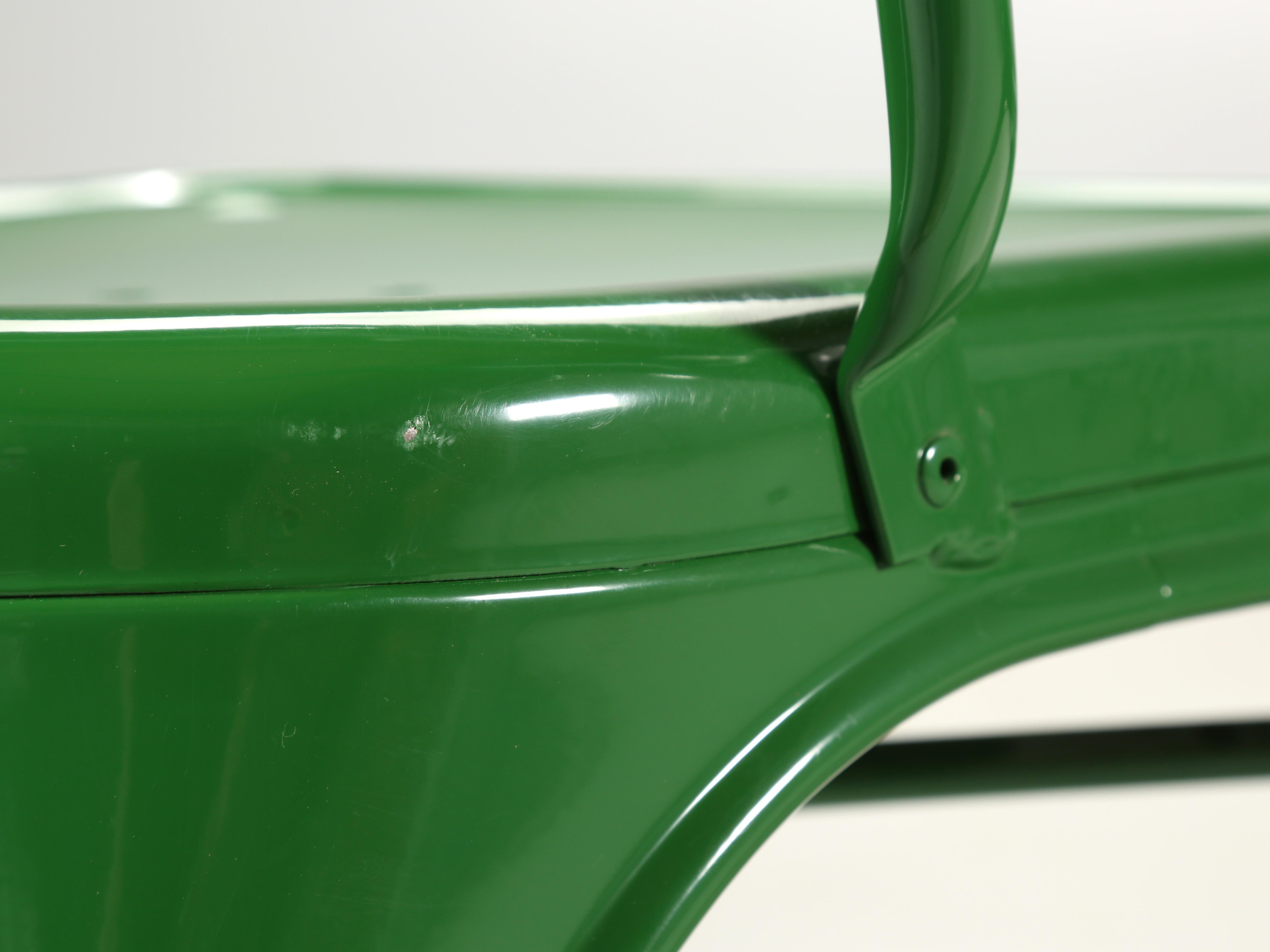 Autentico set di sedie impilabili in acciaio francese Tolix (5) in un bellissimo verde brillante in vendita 3
