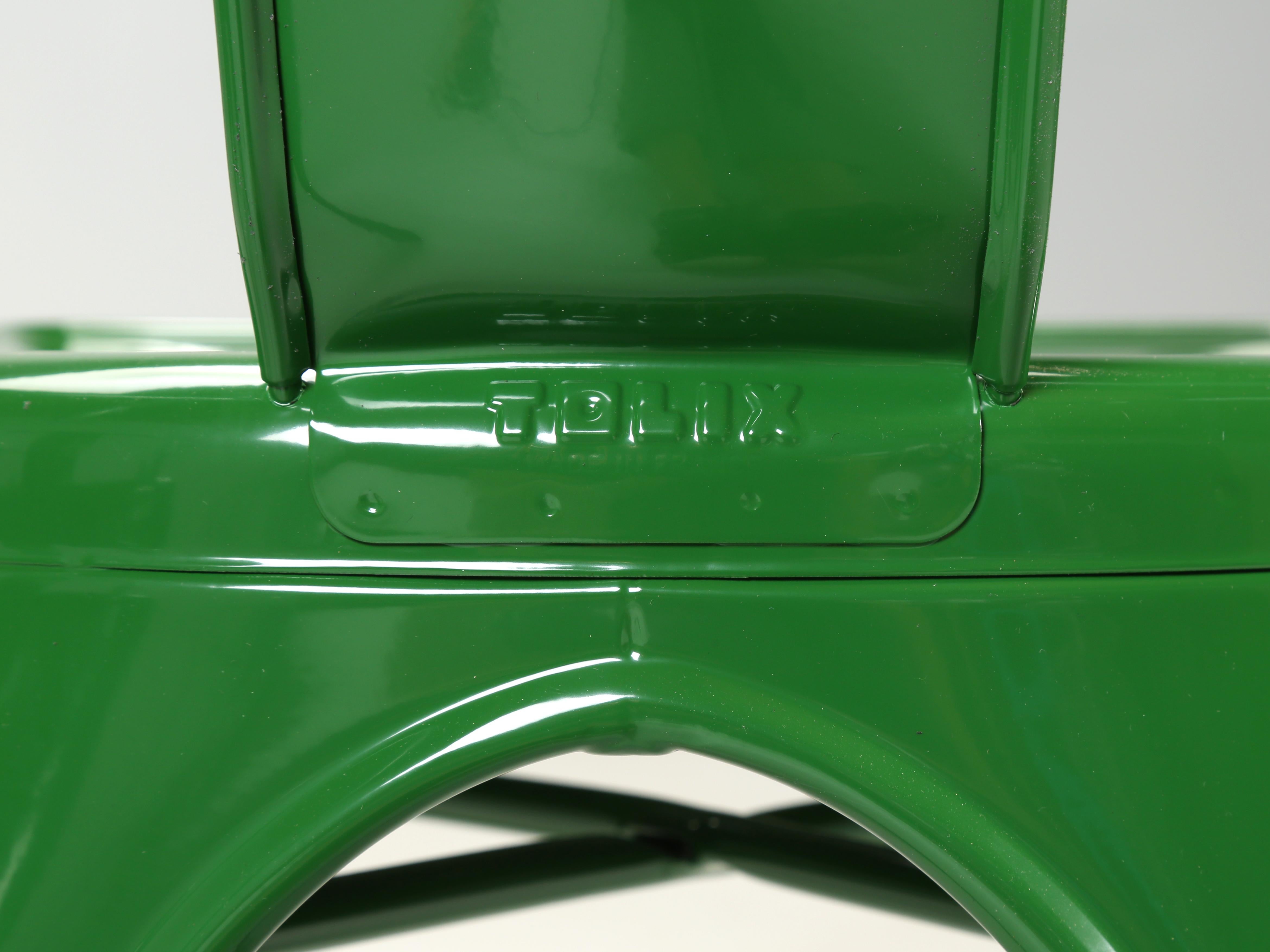 Autentico set di sedie impilabili in acciaio francese Tolix (5) in un bellissimo verde brillante in vendita 4