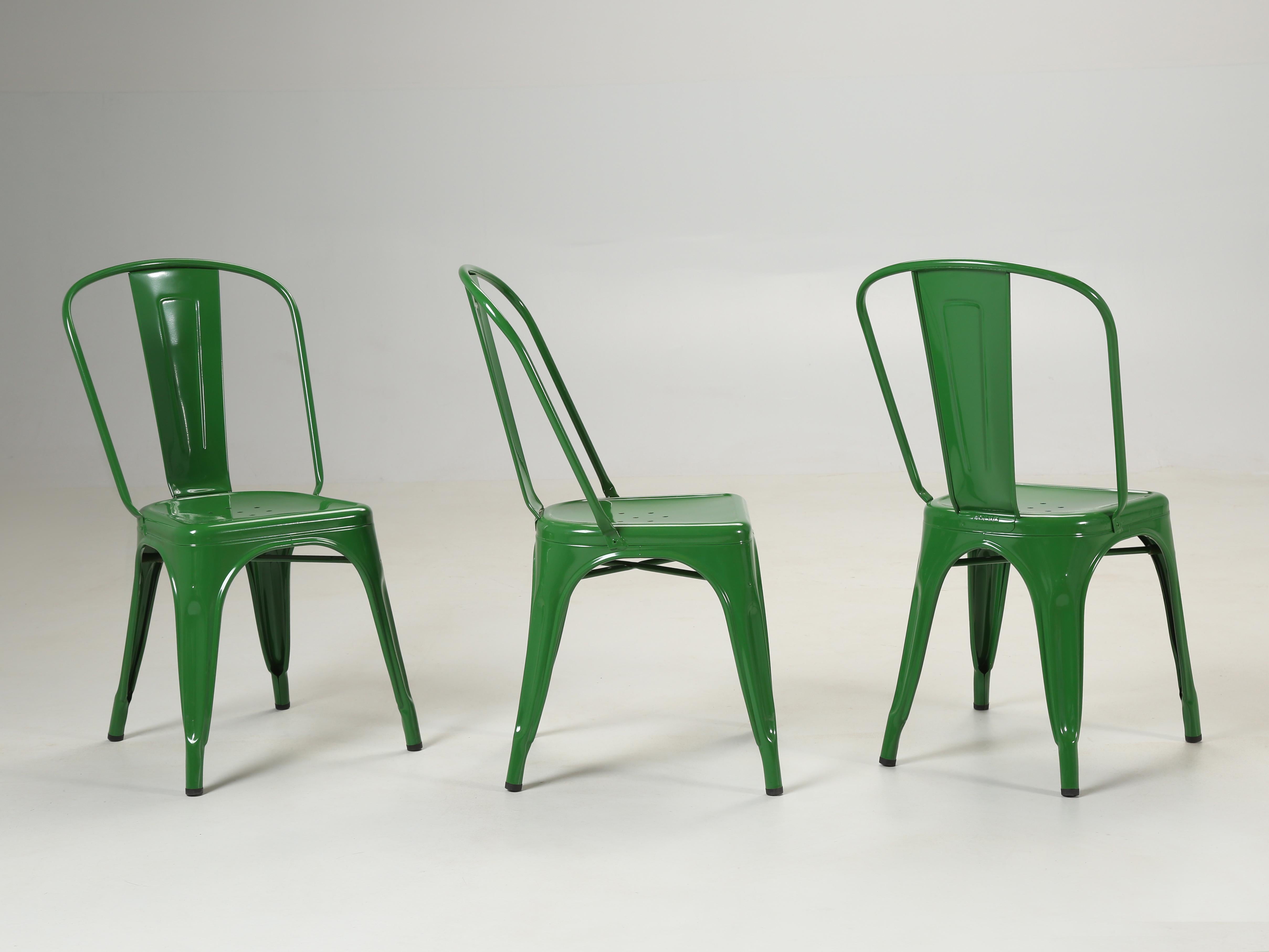 Autentiche sedie impilabili in acciaio Tolix verniciate nella loro finitura originale verde Romarin. Questo set di (5) sedie impilabili Tolix è rimasto in un magazzino per diversi anni e presenta alcune cicatrici. Tutti i difetti sono solo