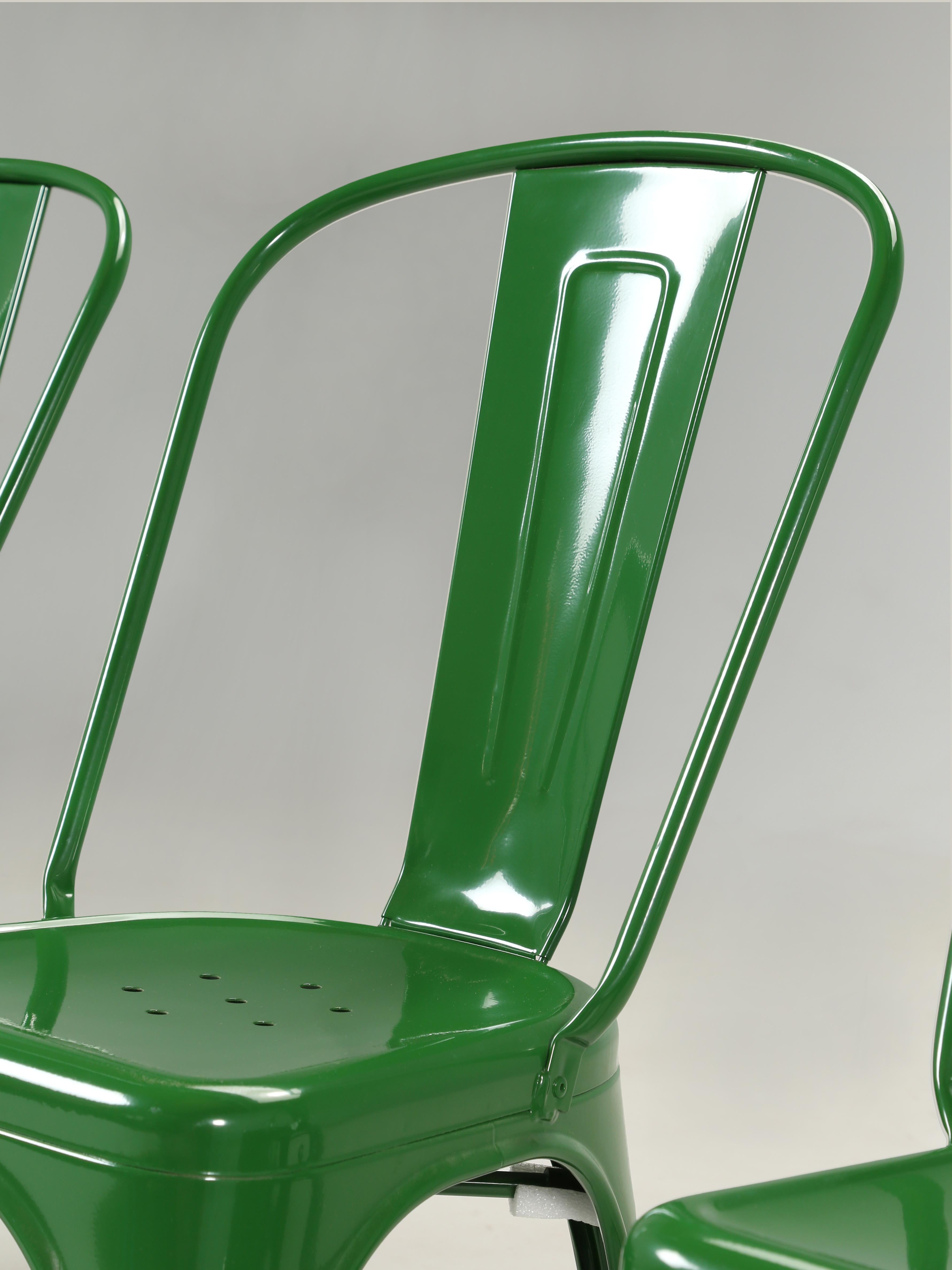 Fatto a mano Autentico set di sedie impilabili in acciaio francese Tolix (5) in un bellissimo verde brillante in vendita