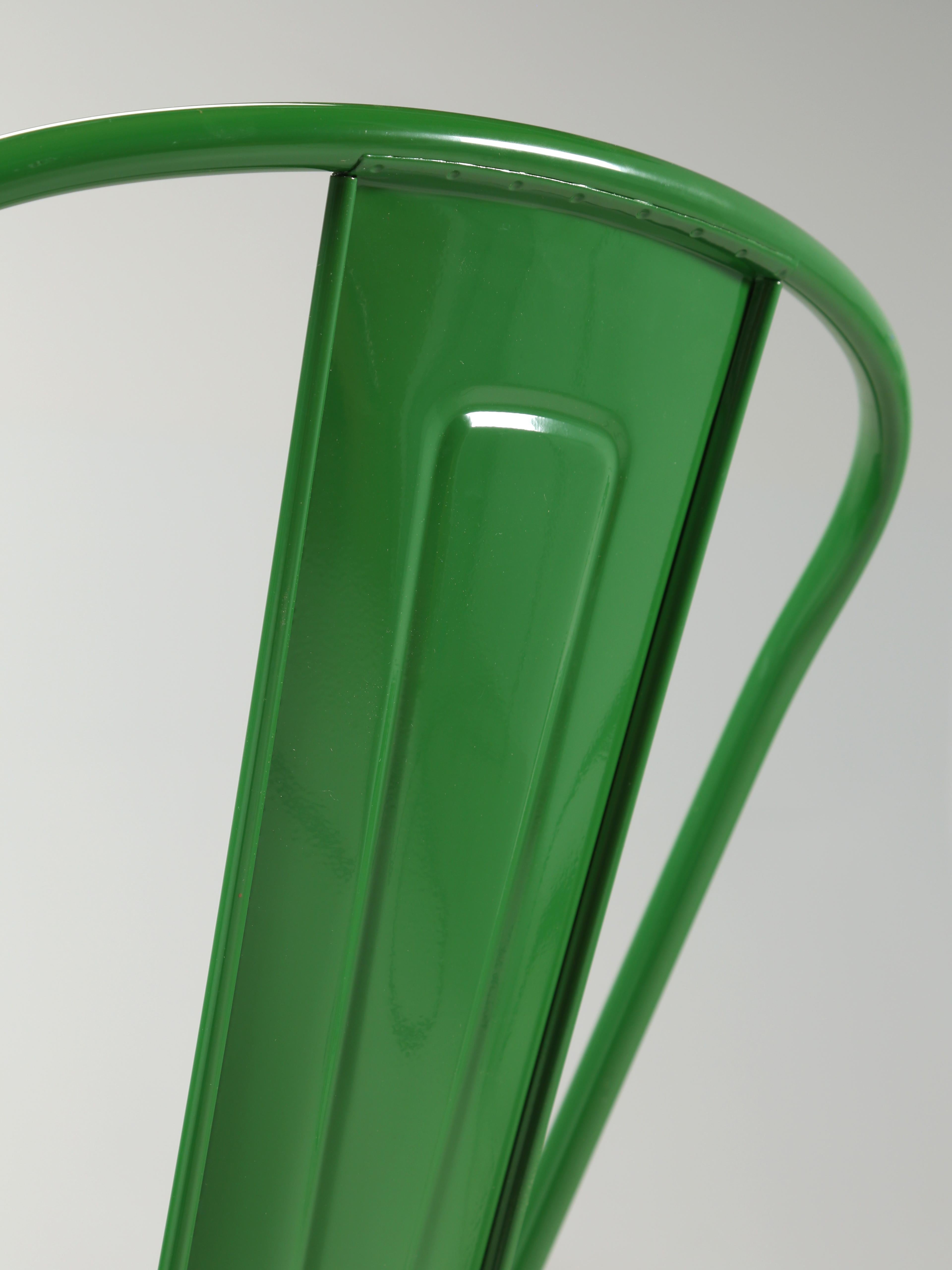 Autentico set di sedie impilabili in acciaio francese Tolix (5) in un bellissimo verde brillante In condizioni buone in vendita a Chicago, IL