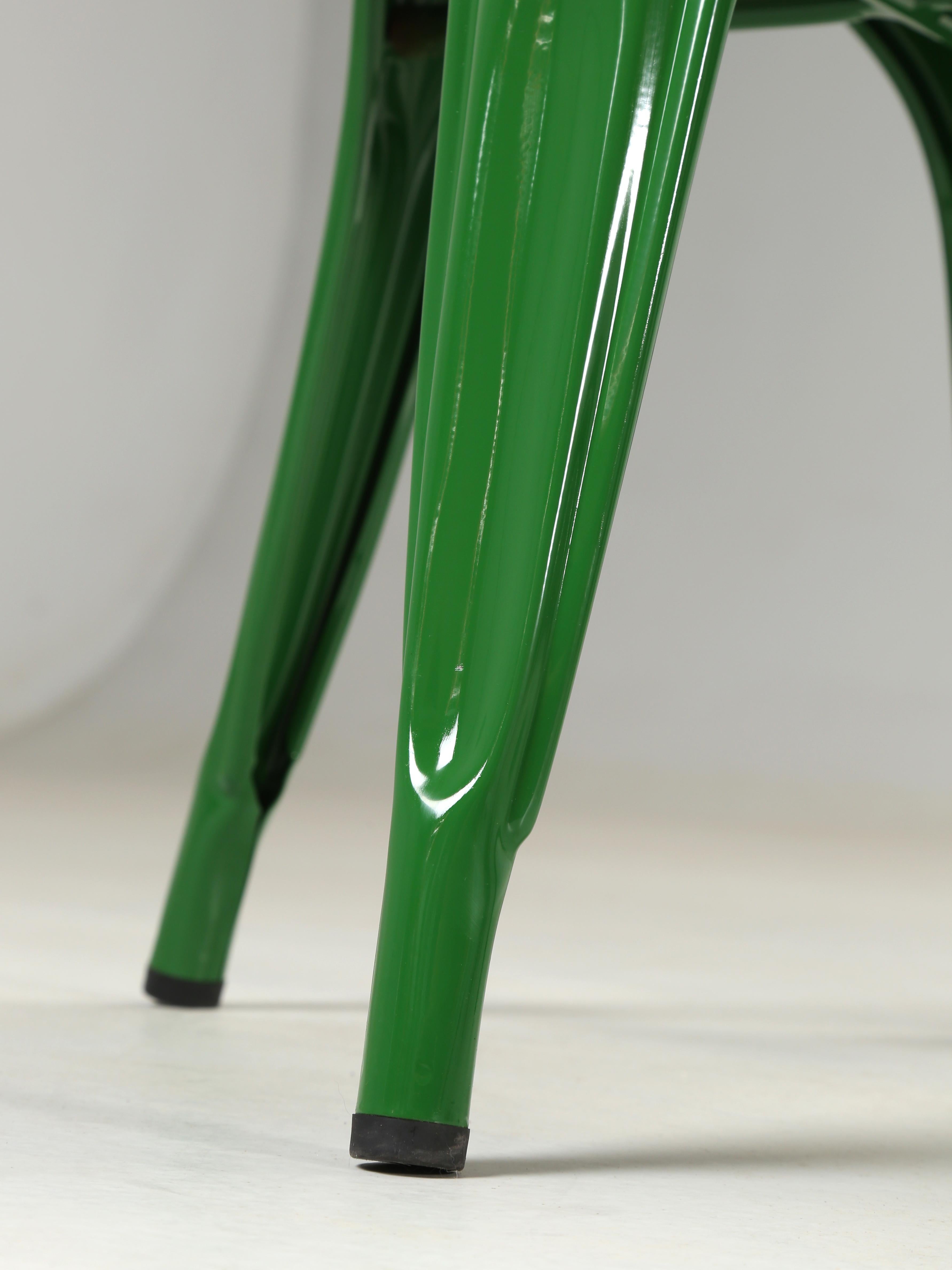 Autentico set di sedie impilabili in acciaio francese Tolix (5) in un bellissimo verde brillante in vendita 1