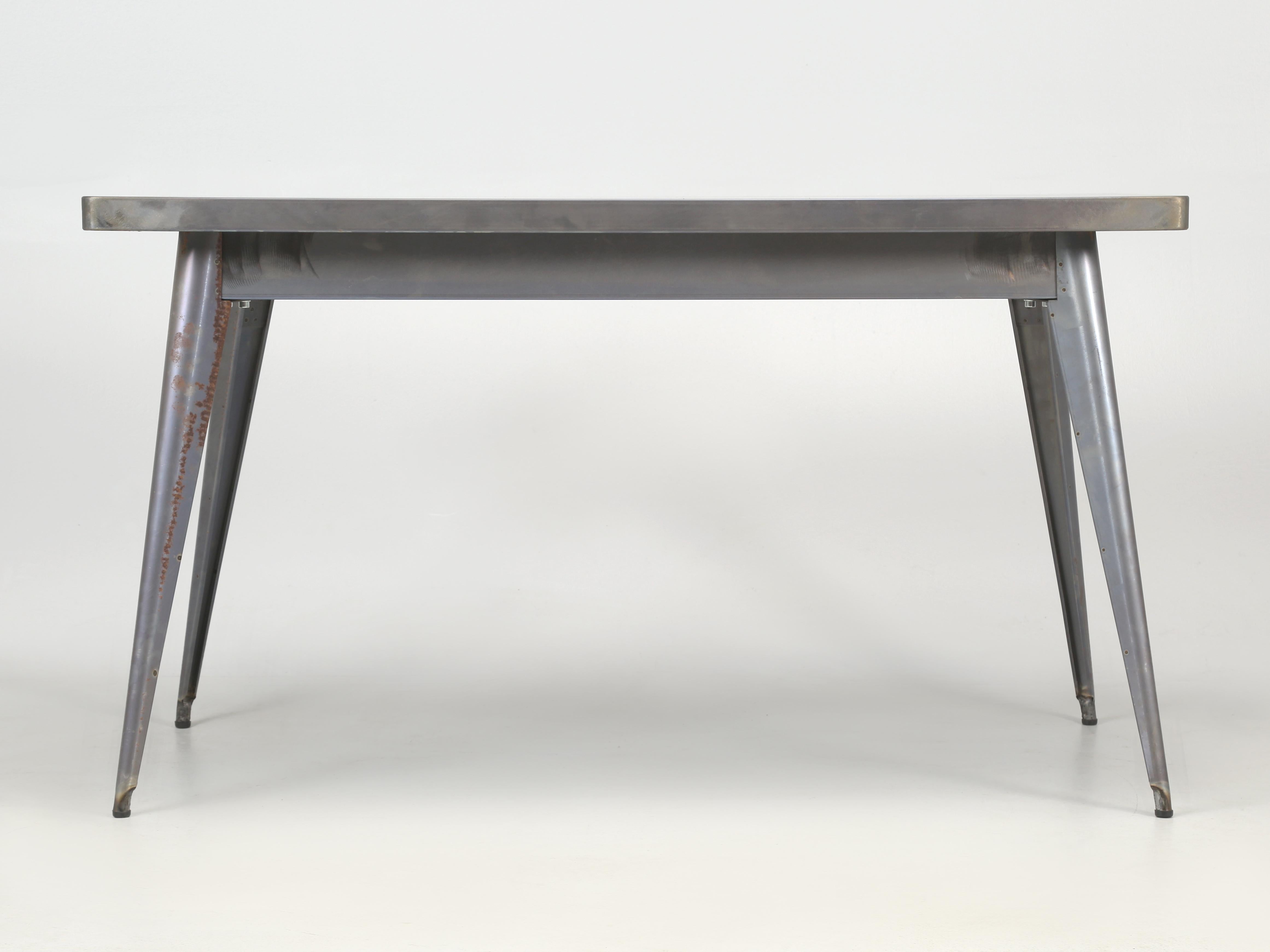 Table Tolix française authentique en acier brut avec 6 chaises empilables assorties en acier en vente 4