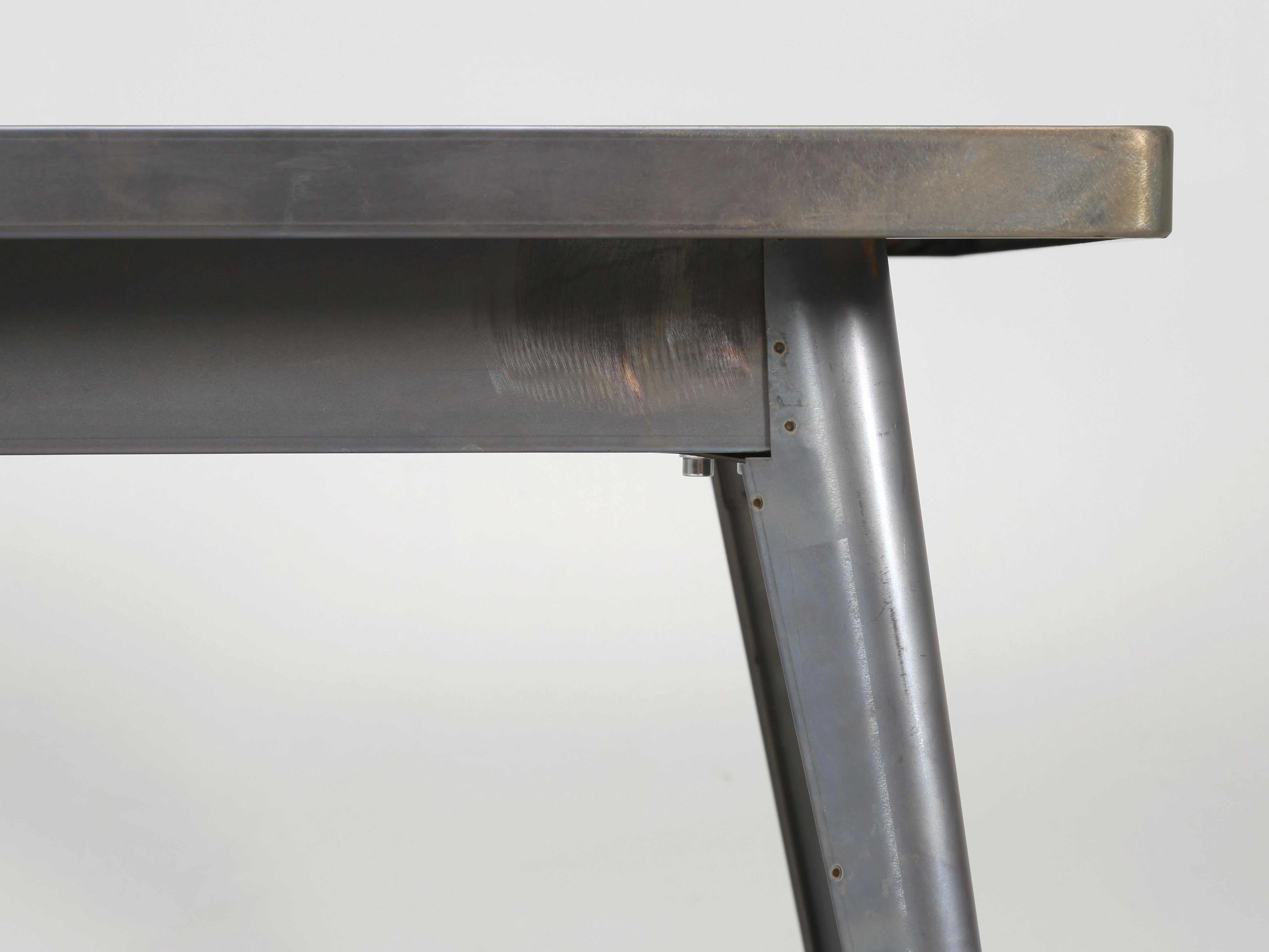 Französischer Tolix-Tisch aus Rohstahl mit passenden 6 passenden Stapelstühlen aus Stahl im Angebot 7
