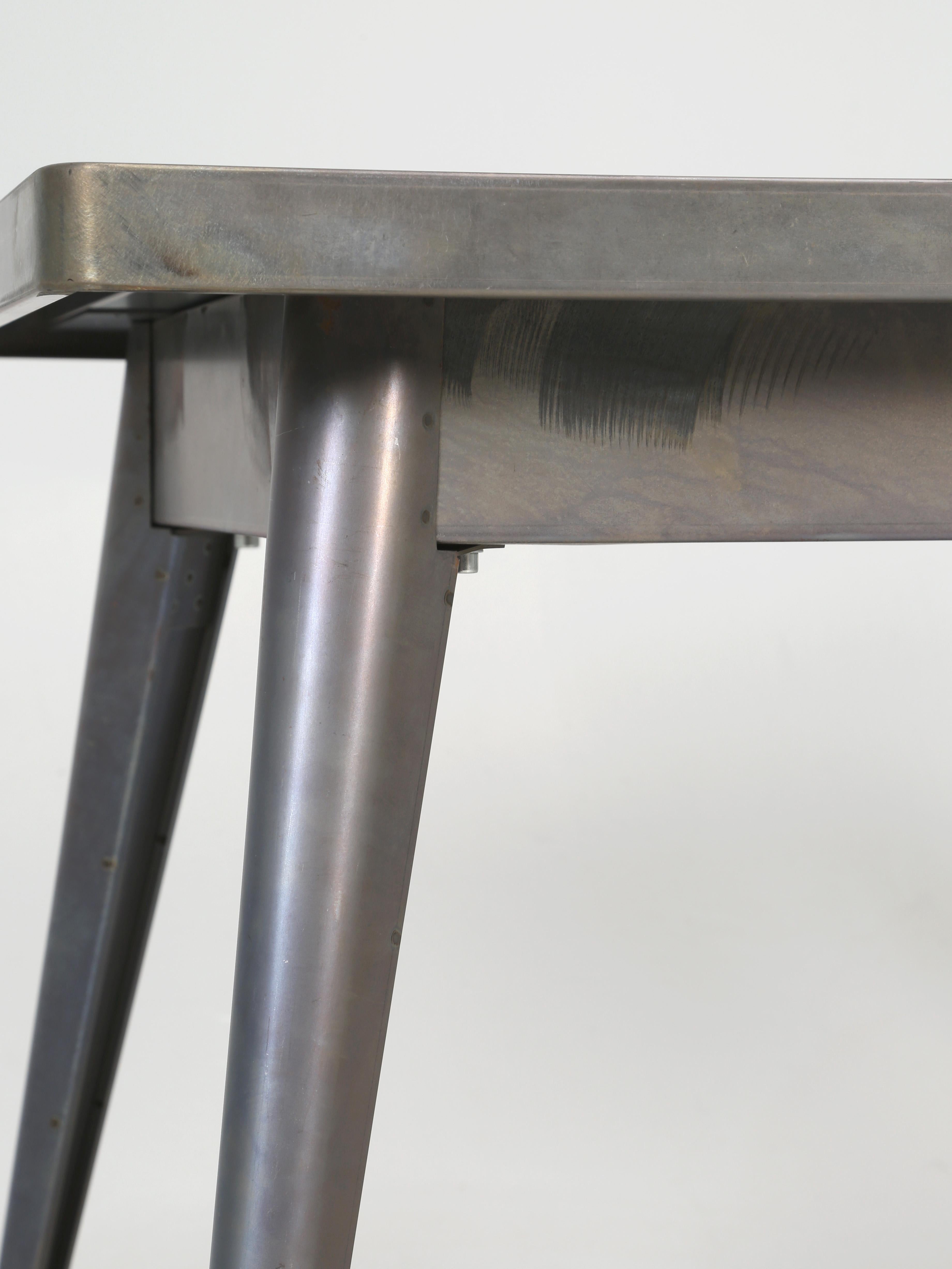 Französischer Tolix-Tisch aus Rohstahl mit passenden 6 passenden Stapelstühlen aus Stahl im Angebot 8