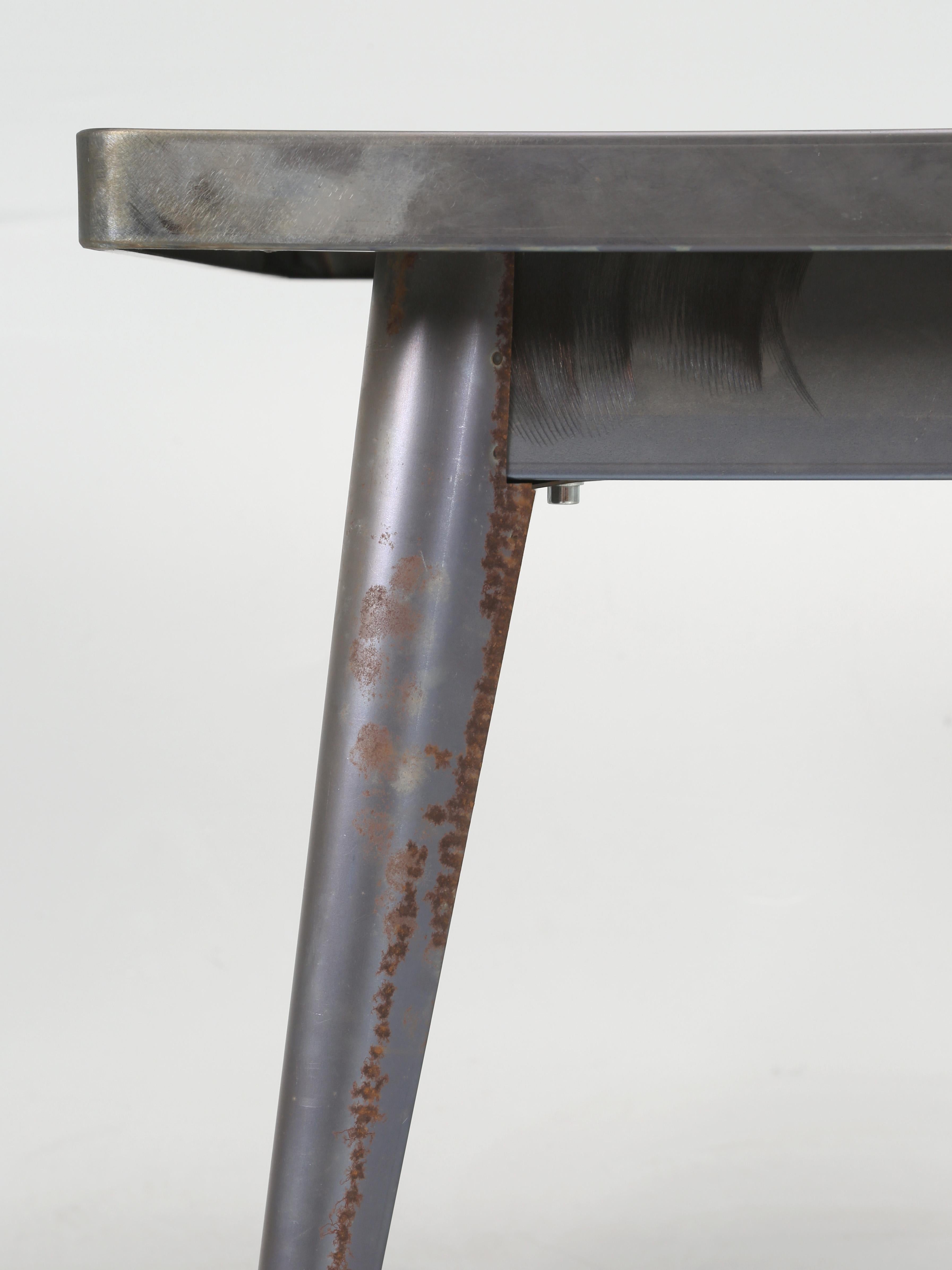 Französischer Tolix-Tisch aus Rohstahl mit passenden 6 passenden Stapelstühlen aus Stahl im Angebot 9