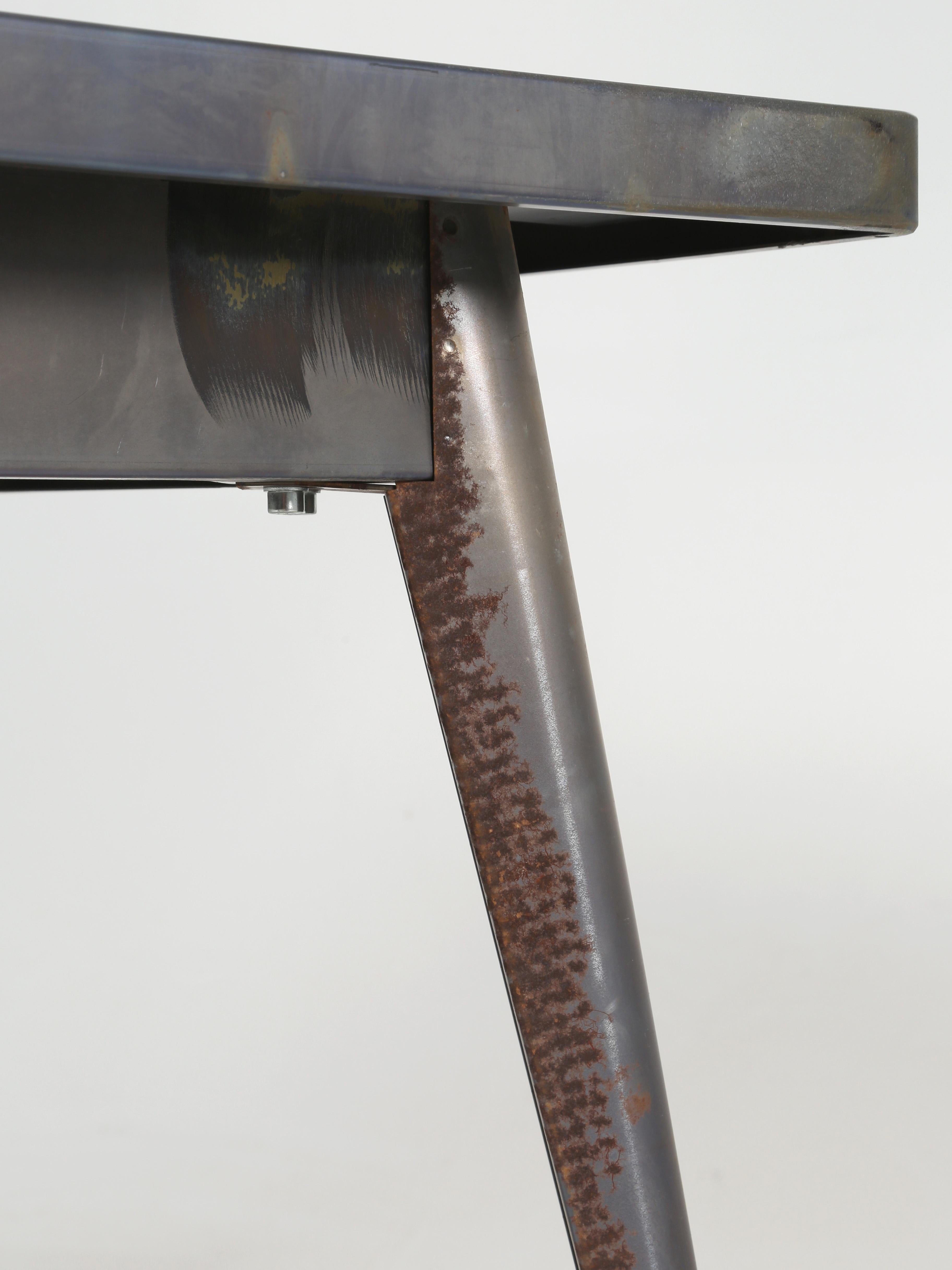 Table Tolix française authentique en acier brut avec 6 chaises empilables assorties en acier en vente 8